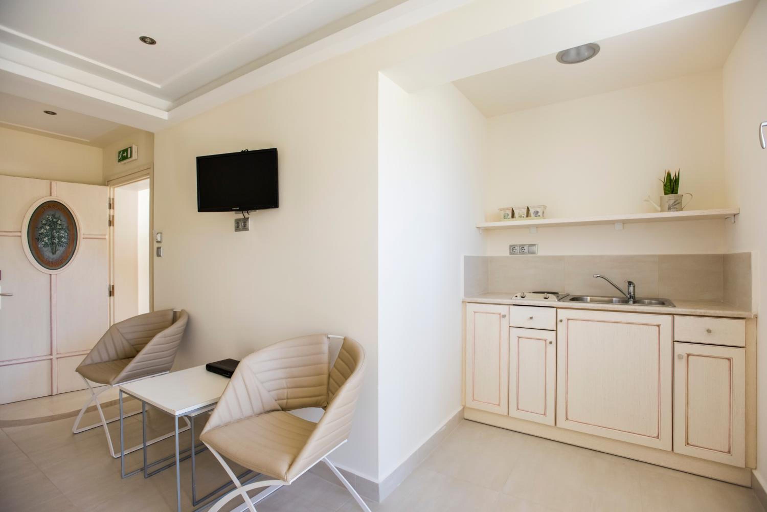 Family Apartment with Mountain View photo 2
