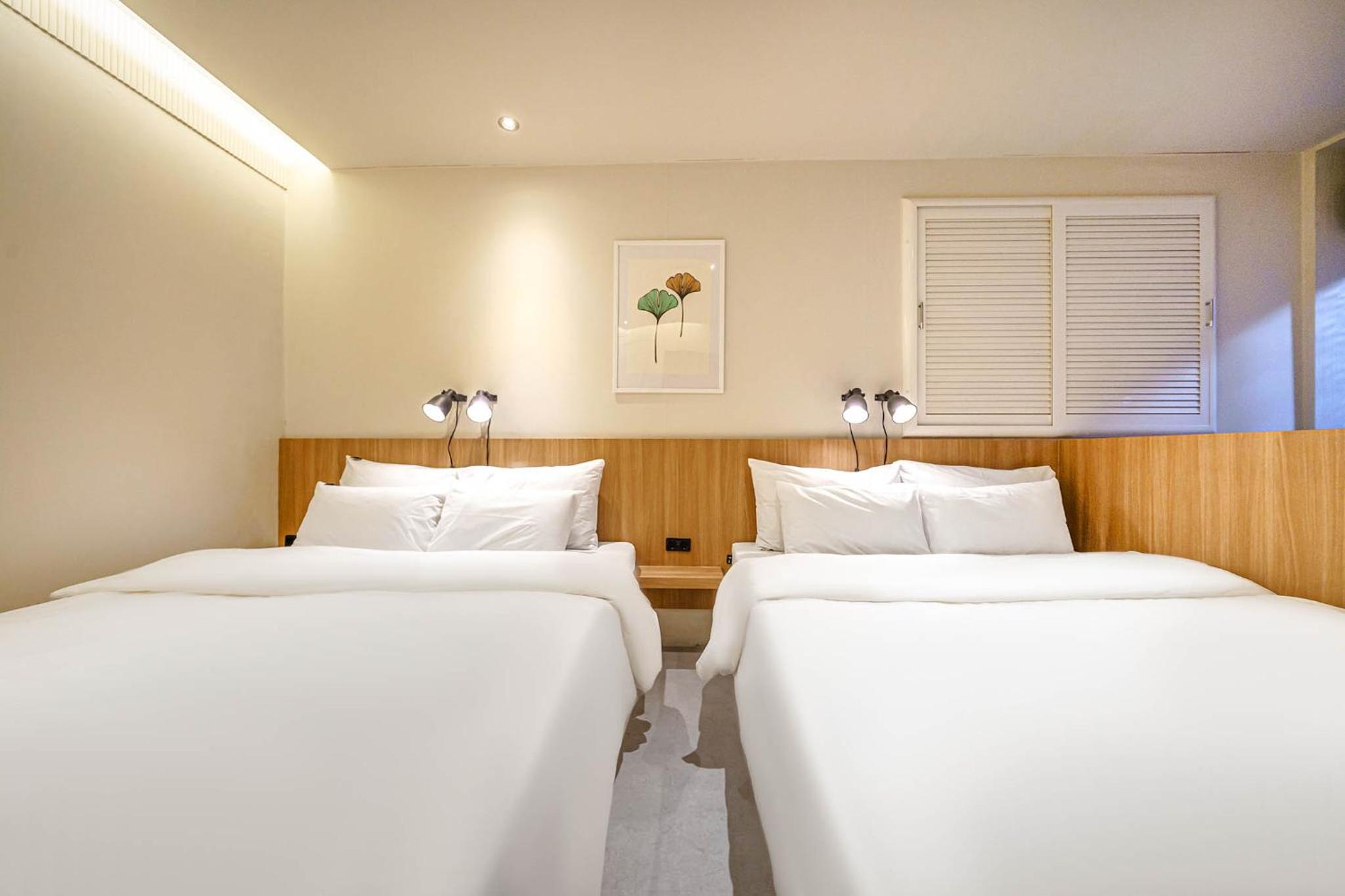 Deluxe Queen Room with Two Queen Beds - Photo 5