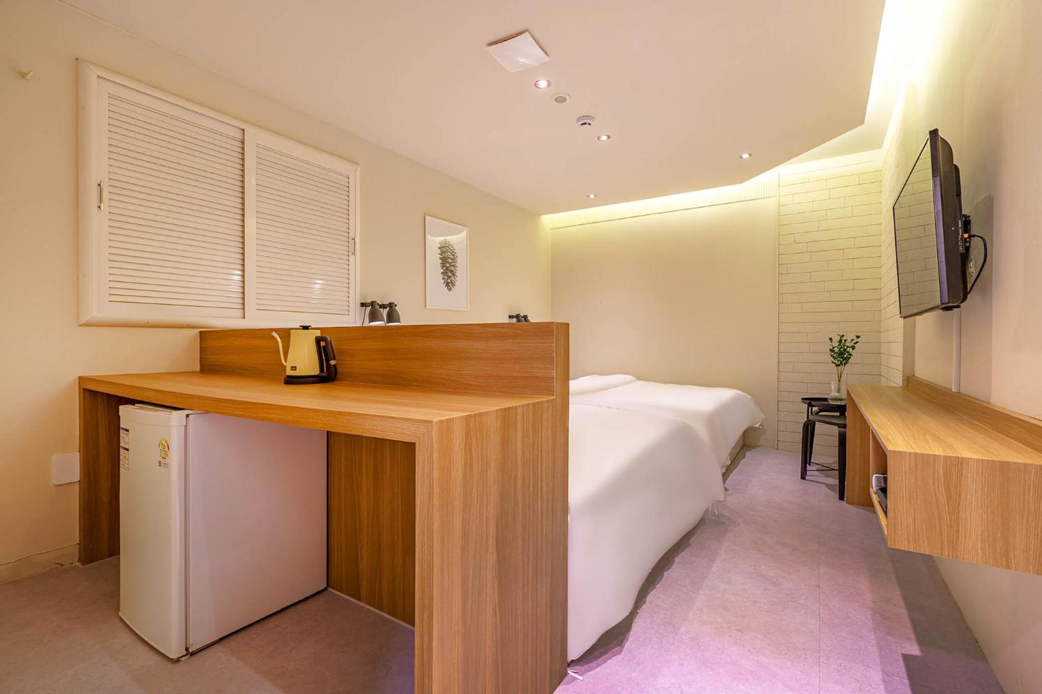 Deluxe Queen Room with Two Queen Beds - Photo 10