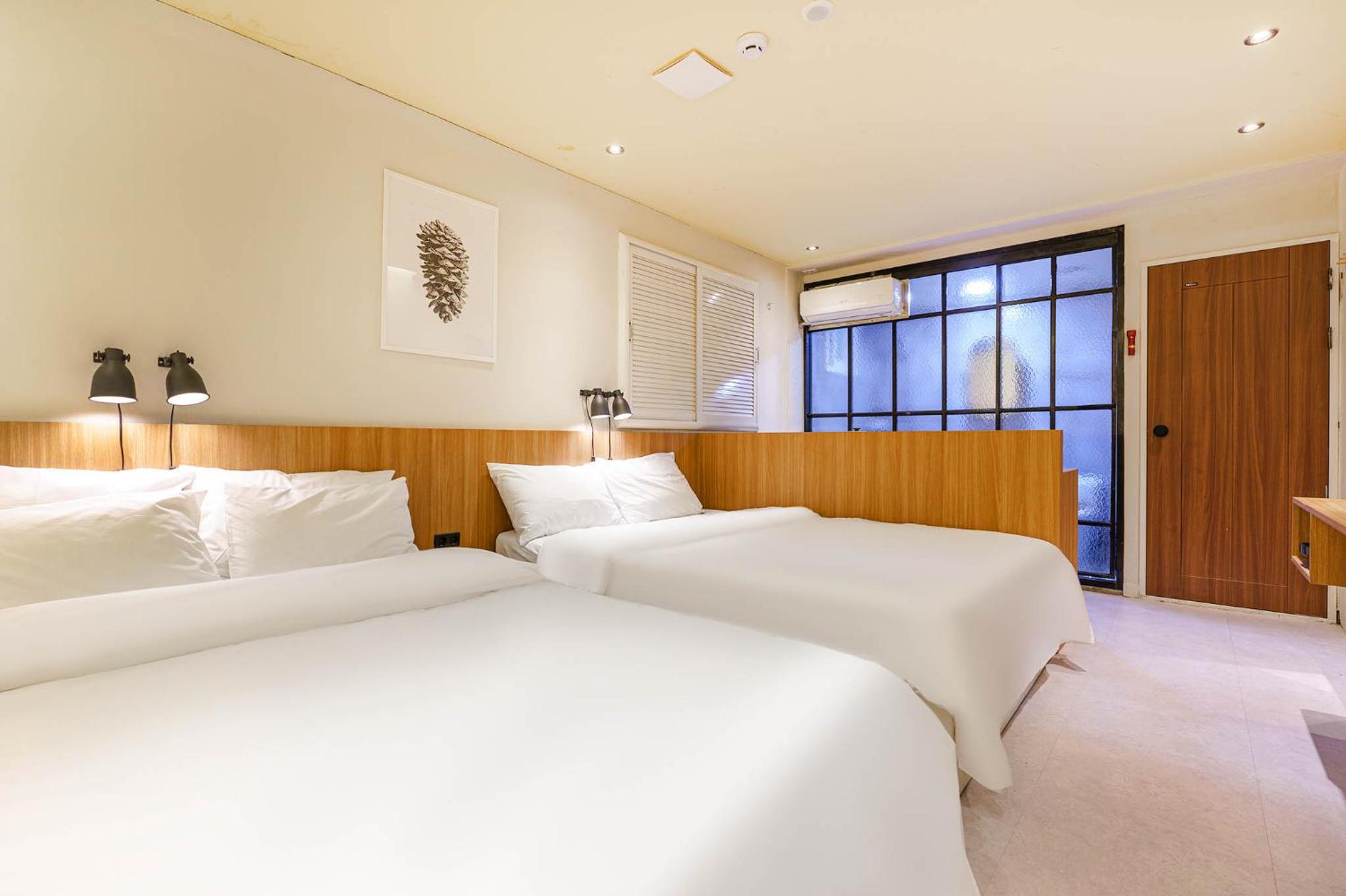 Deluxe Queen Room with Two Queen Beds - Photo 9