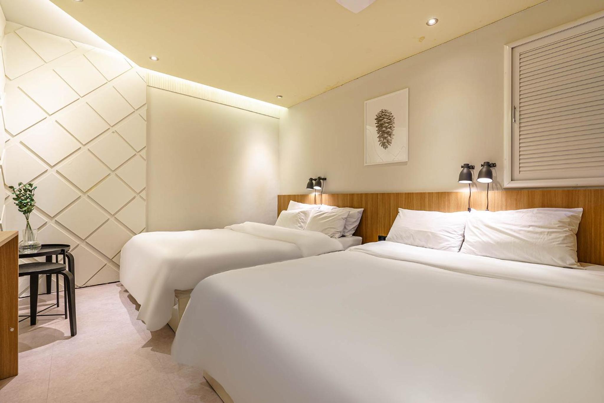 Deluxe Queen Room with Two Queen Beds - Photo 8