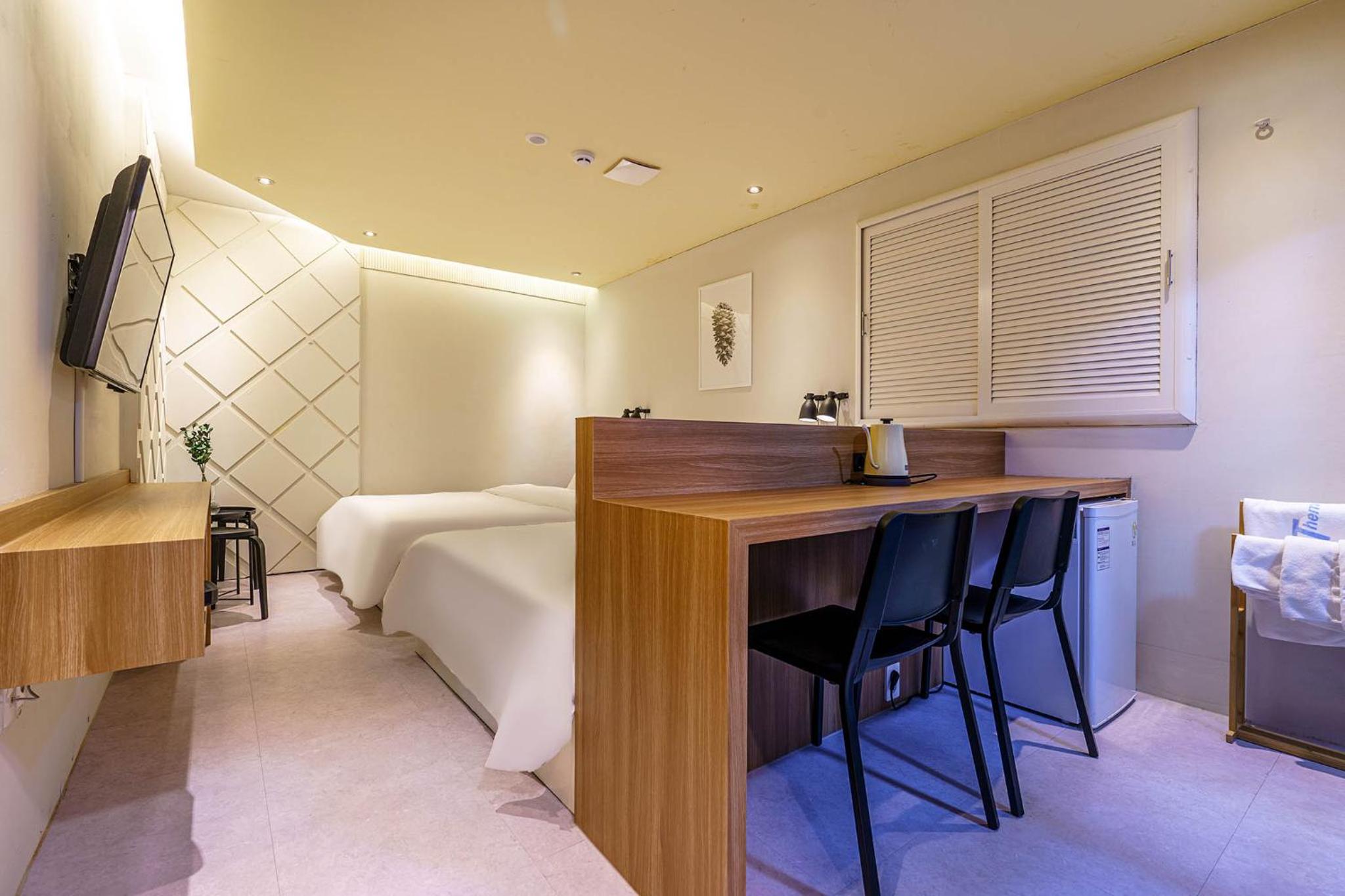 Deluxe Queen Room with Two Queen Beds - Photo 6