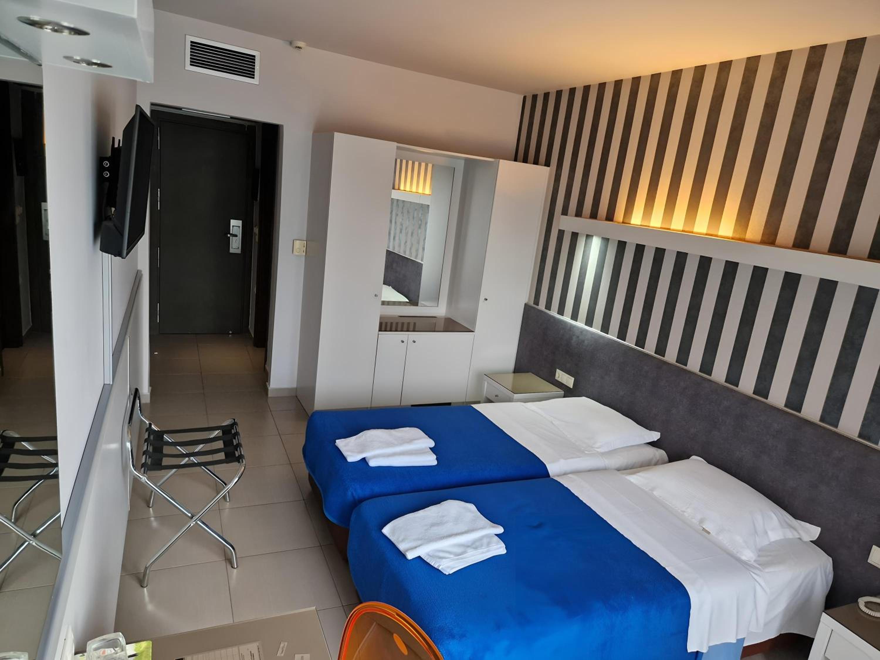 Standard Twin Room - Photo 3
