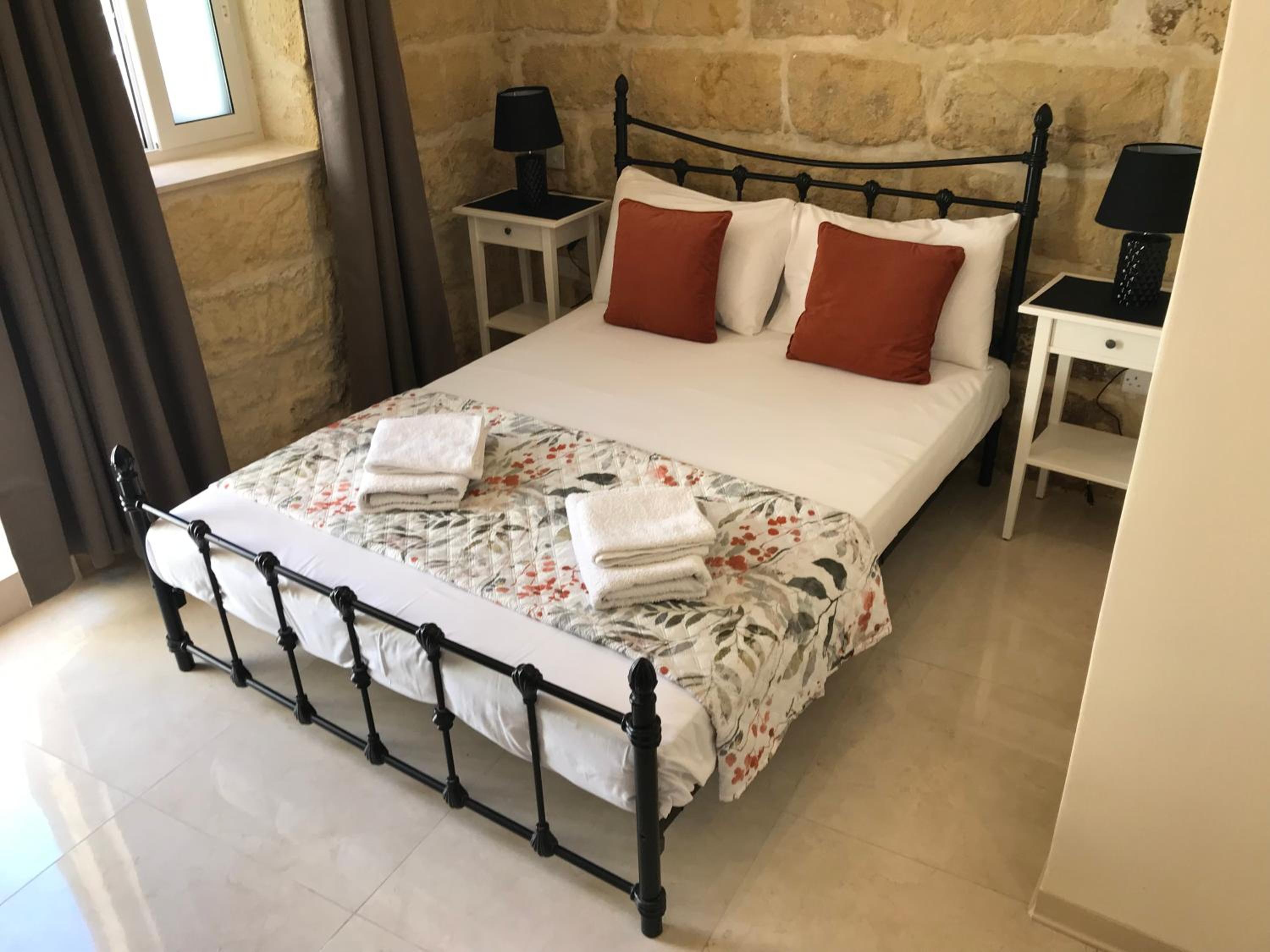 Double Room with Patio - Photo 14