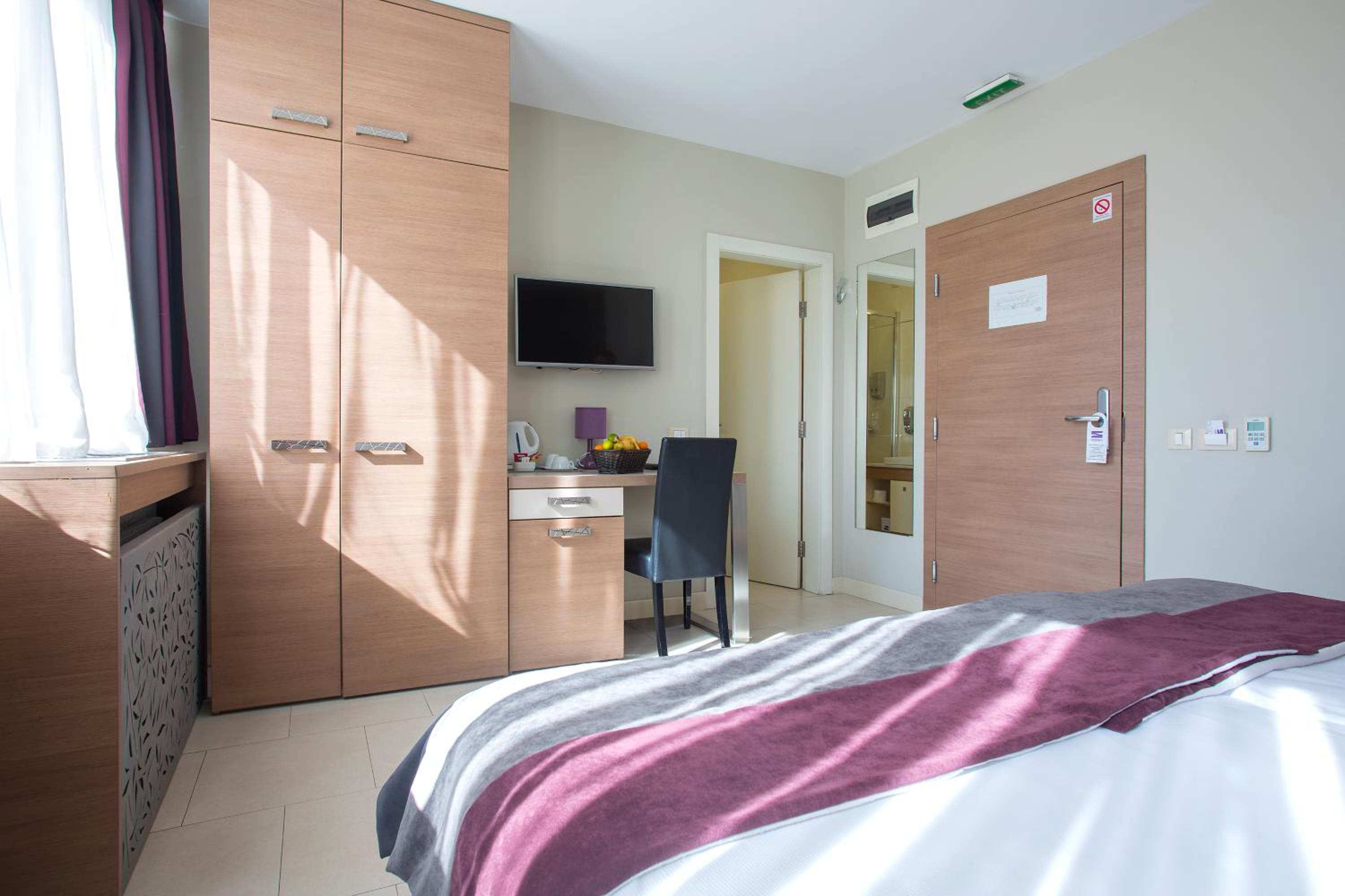 Double Room with Free Parking - Photo 4