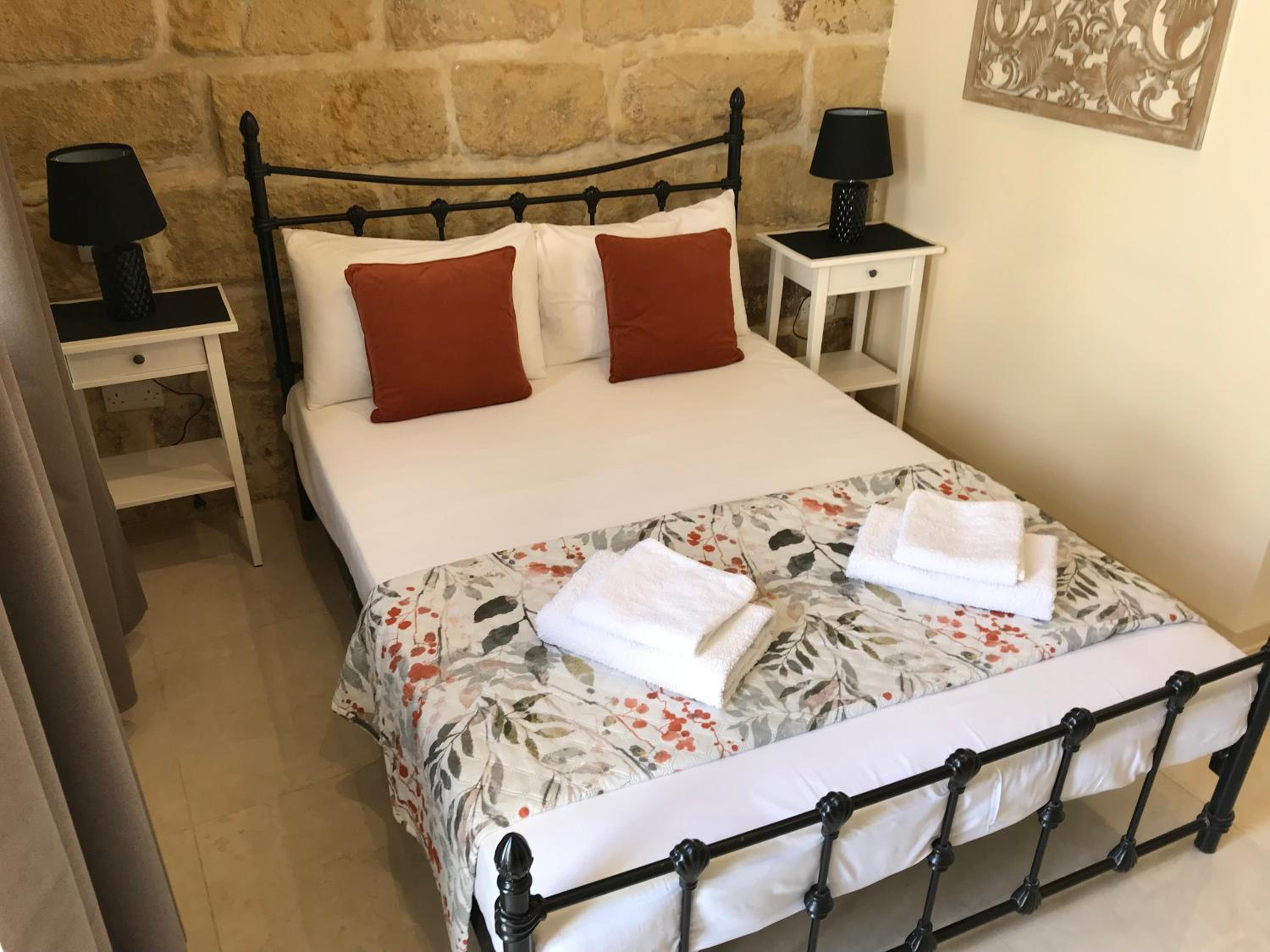 Double Room with Patio - Photo 11