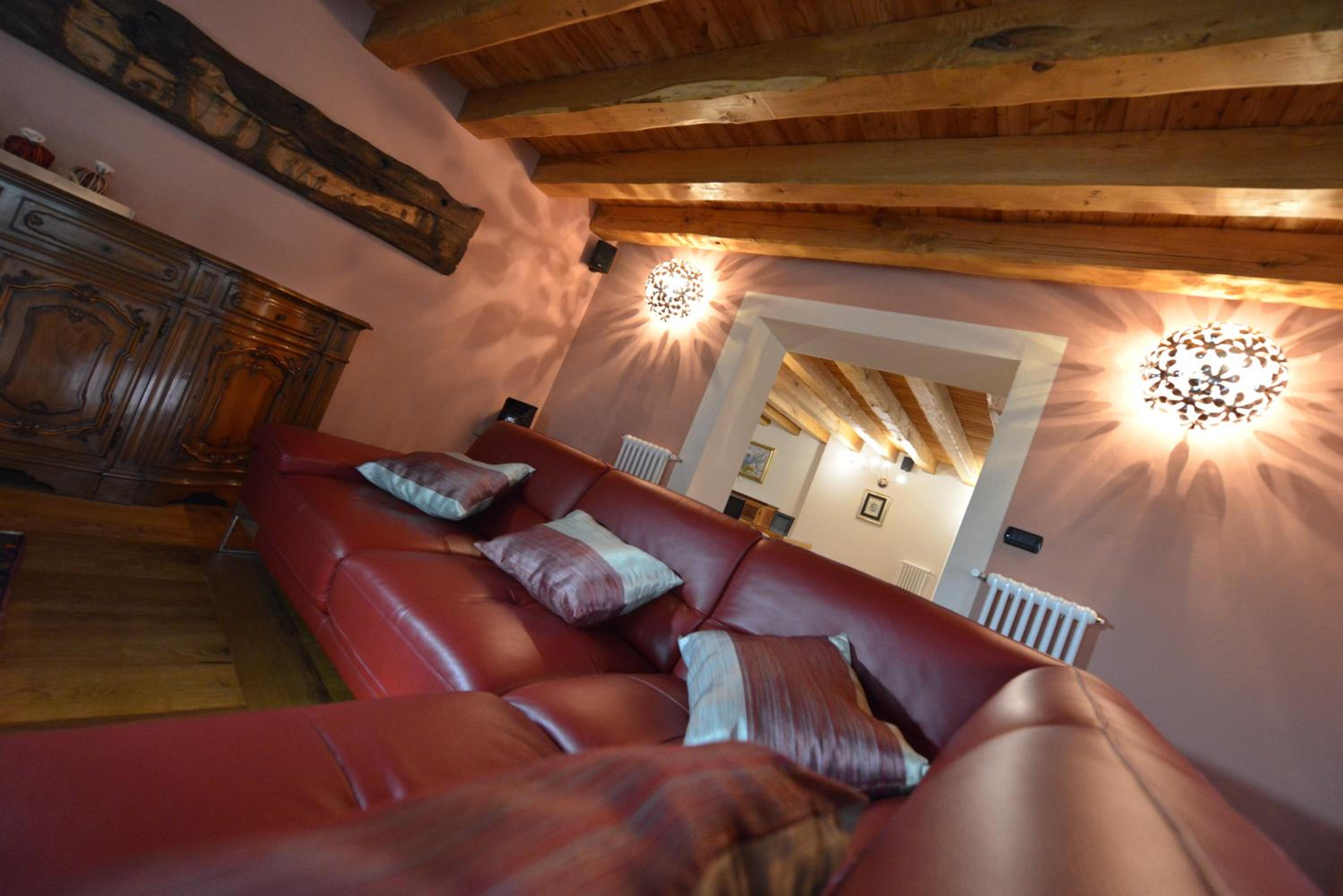 Six-Bedroom House photo 1