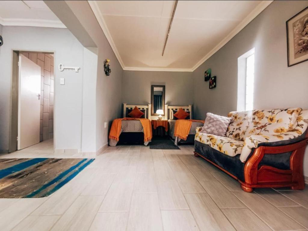 Budget Double Room - Photo 5