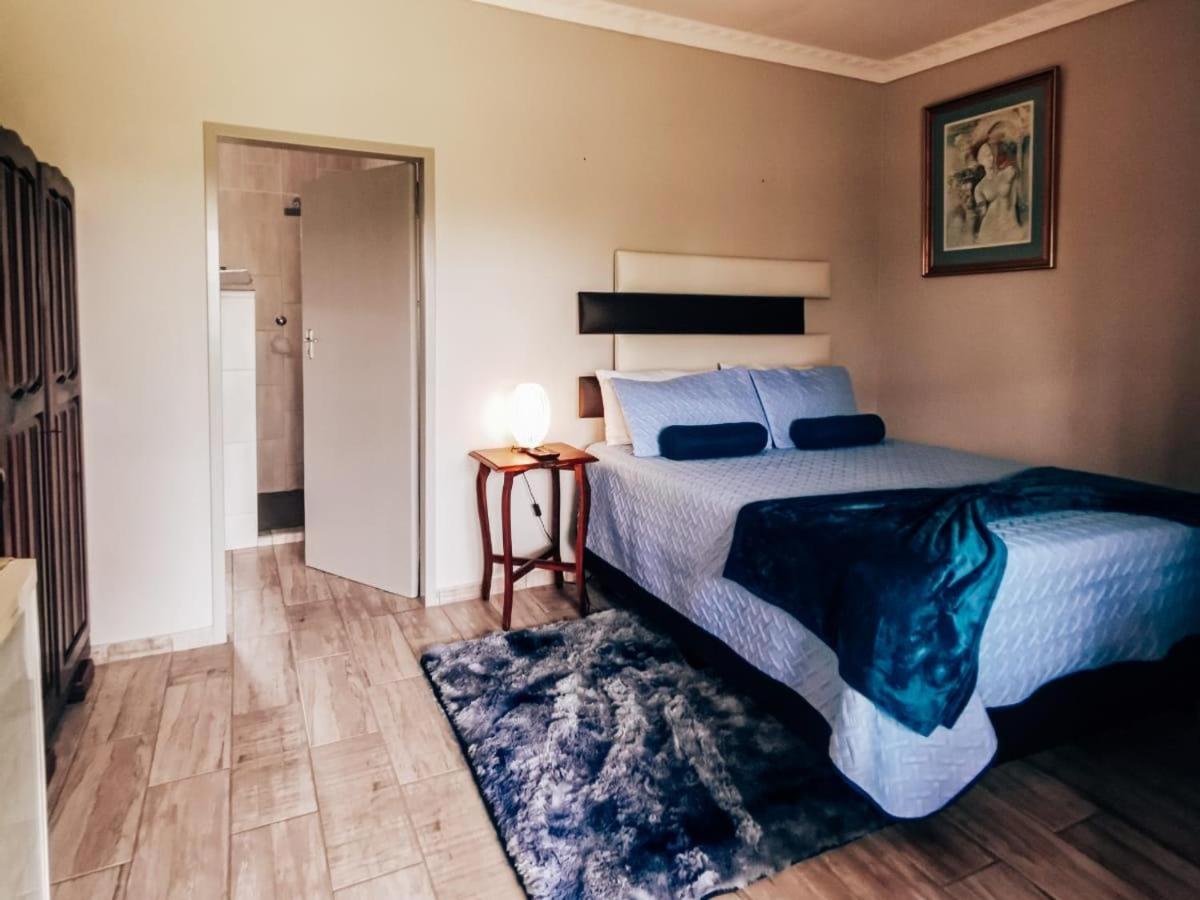 Budget Double Room - Photo 6