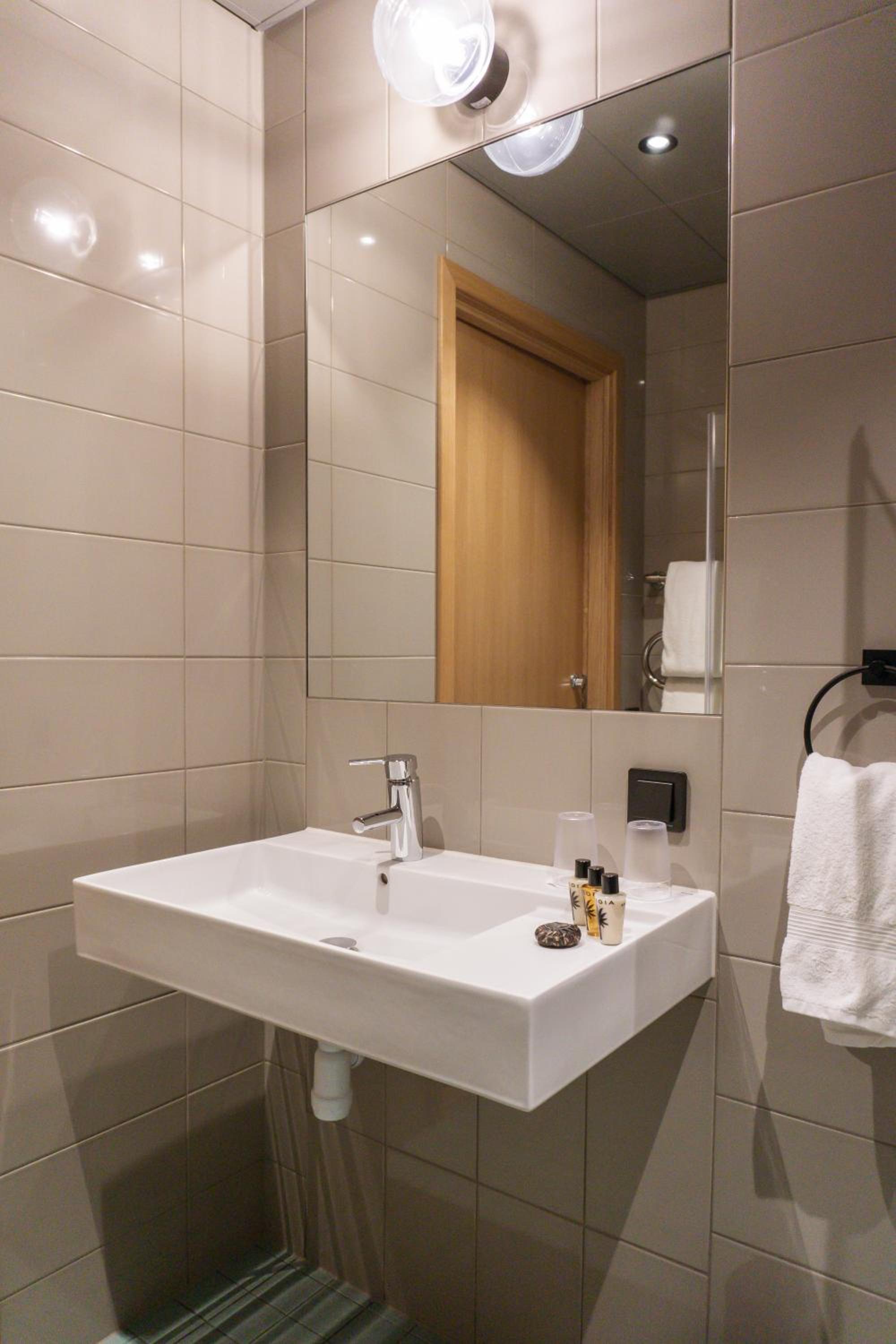 Double Room with Terrace and View - Photo 8