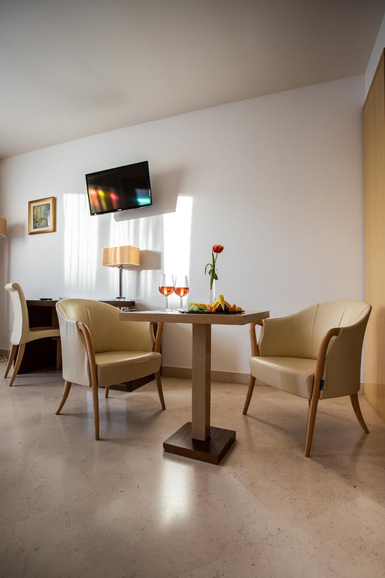 Superior Double or Twin Room - Photo 5