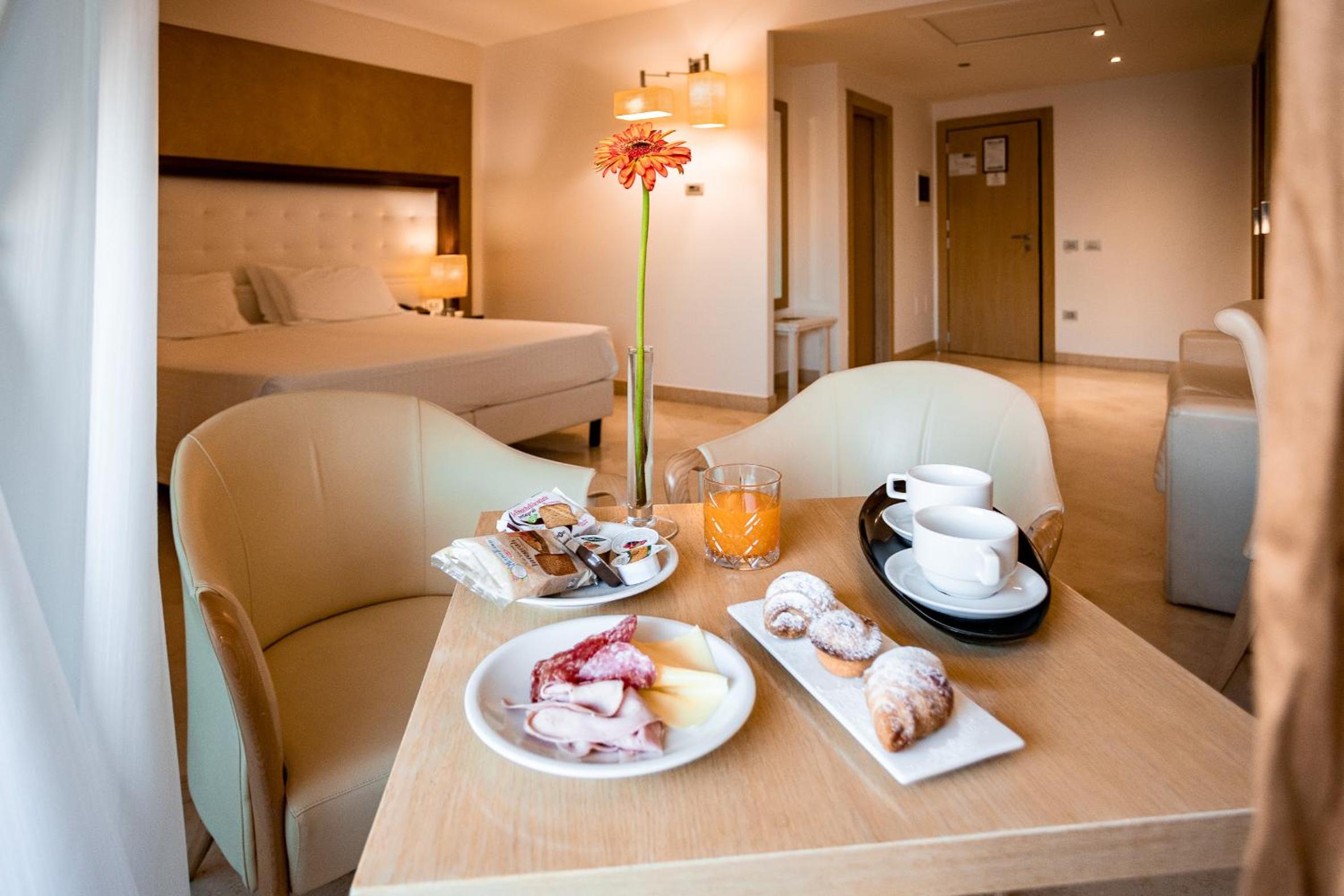 Deluxe Double or Twin Room - Photo 5