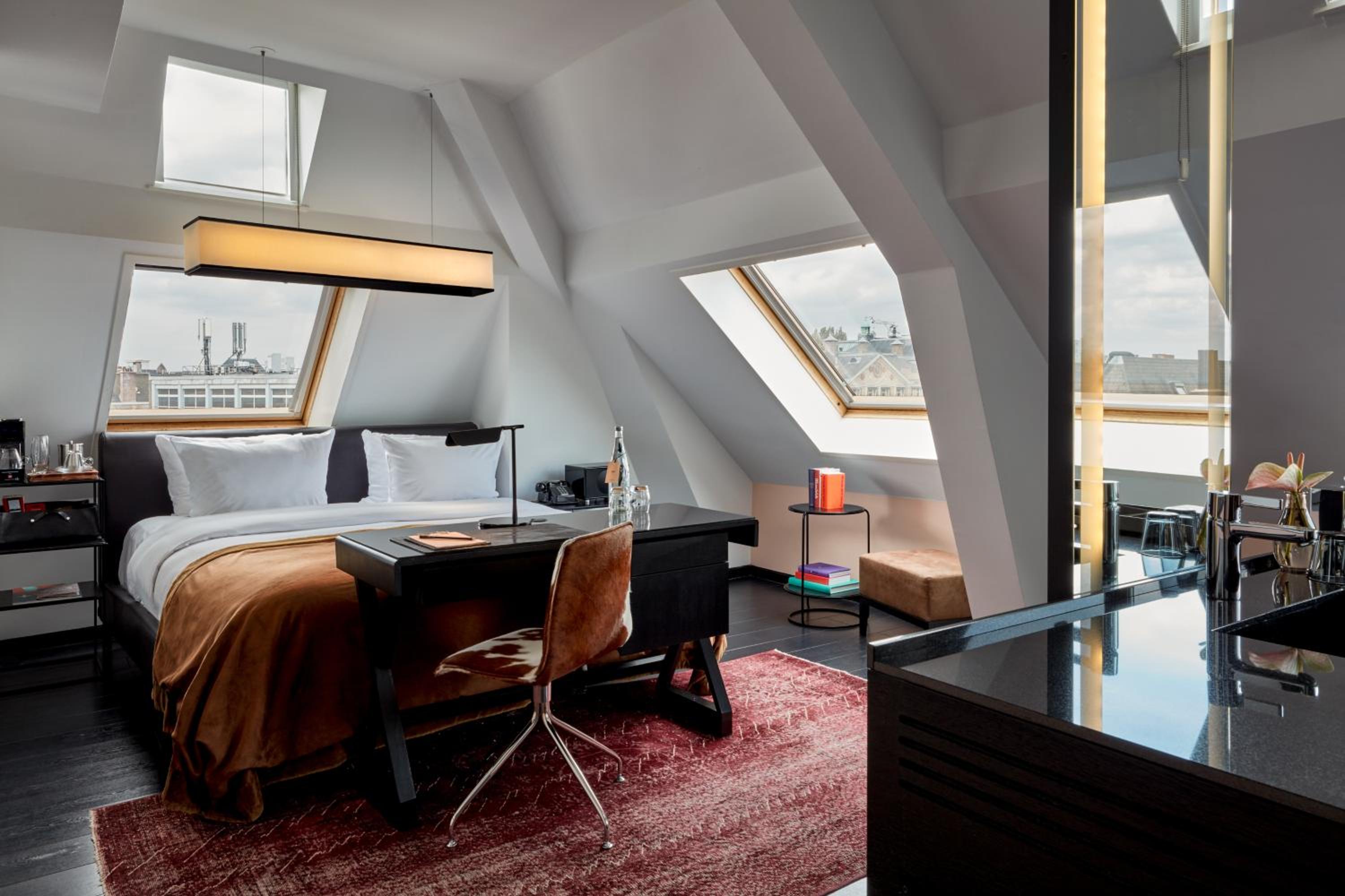 Deluxe Double Room thumbnail 5