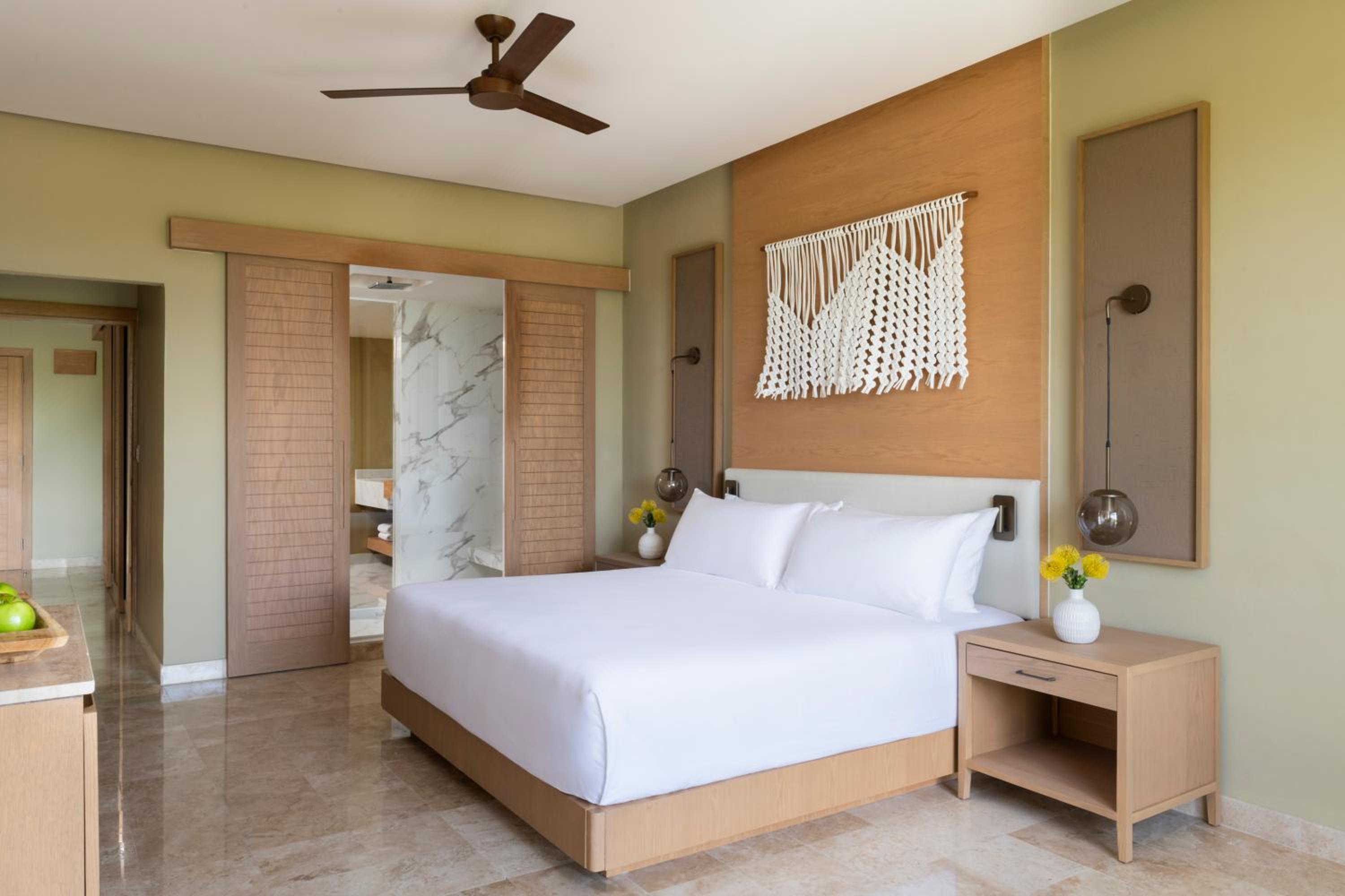 King Junior Suite with Private Pool and Ocean Front View thumbnail 5