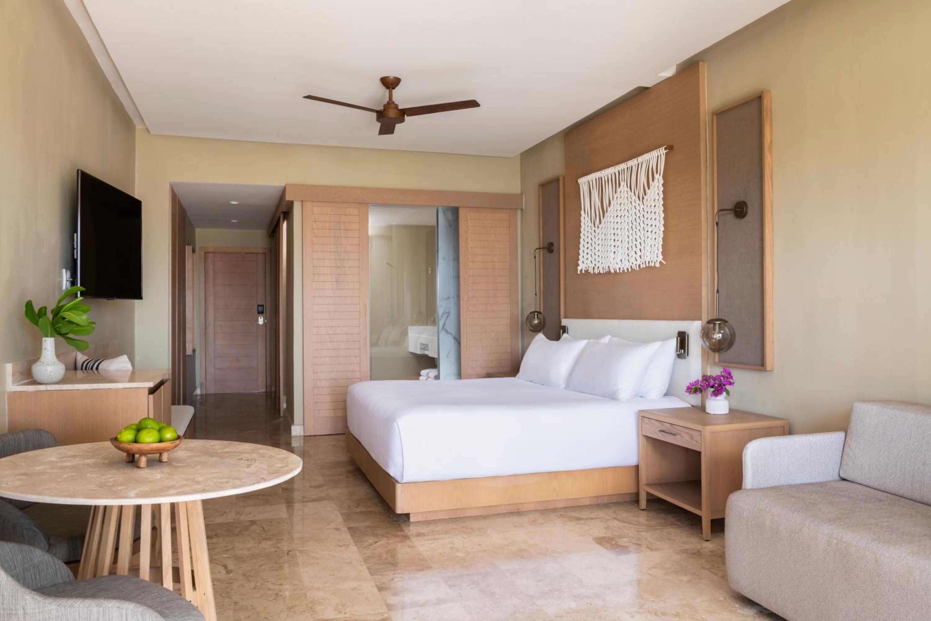 Club Level Junior Suite Tropical View Swim Out King thumbnail 6