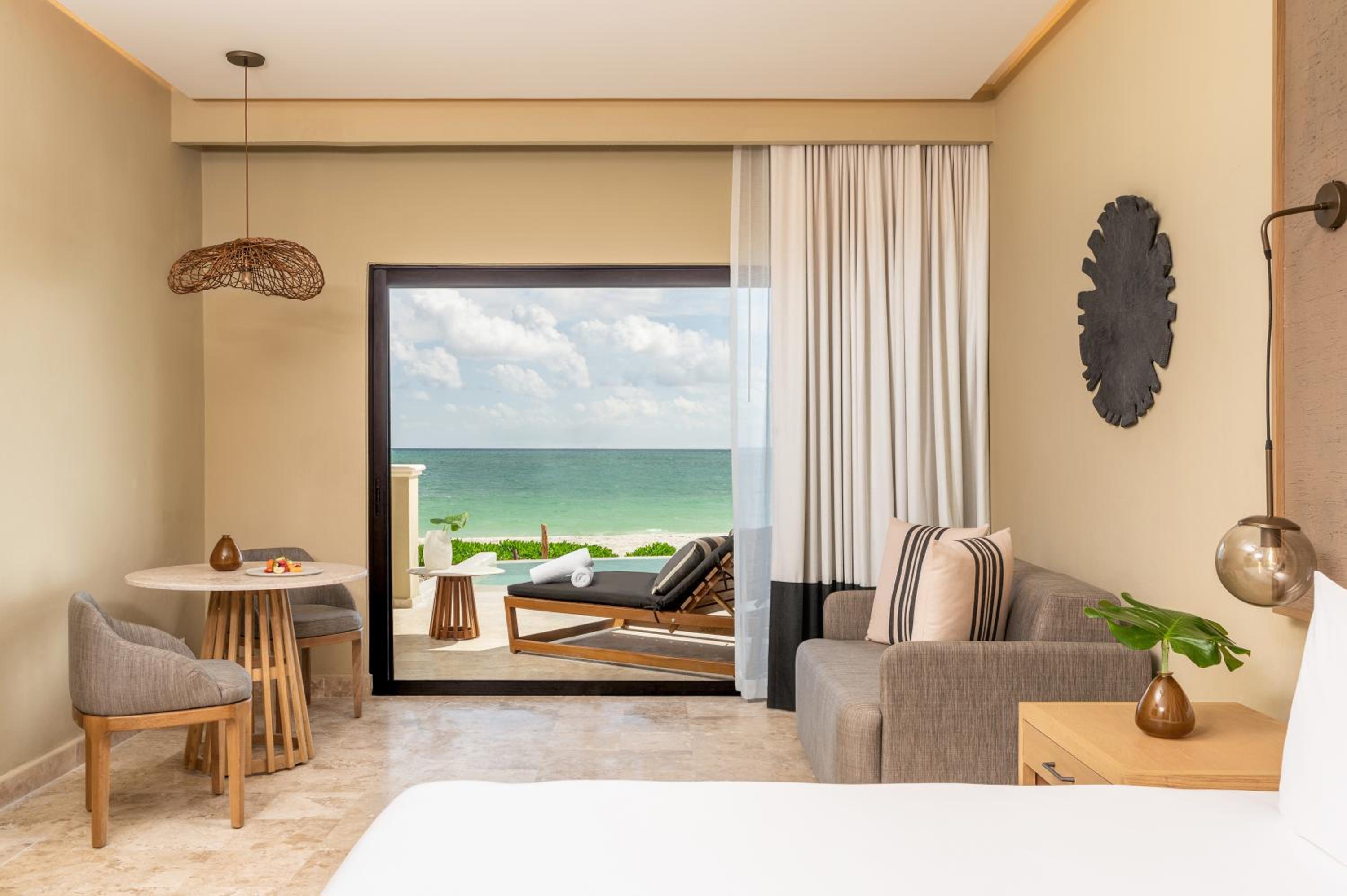 King Junior Suite with Swim-Out and Ocean Front View - Photo 6