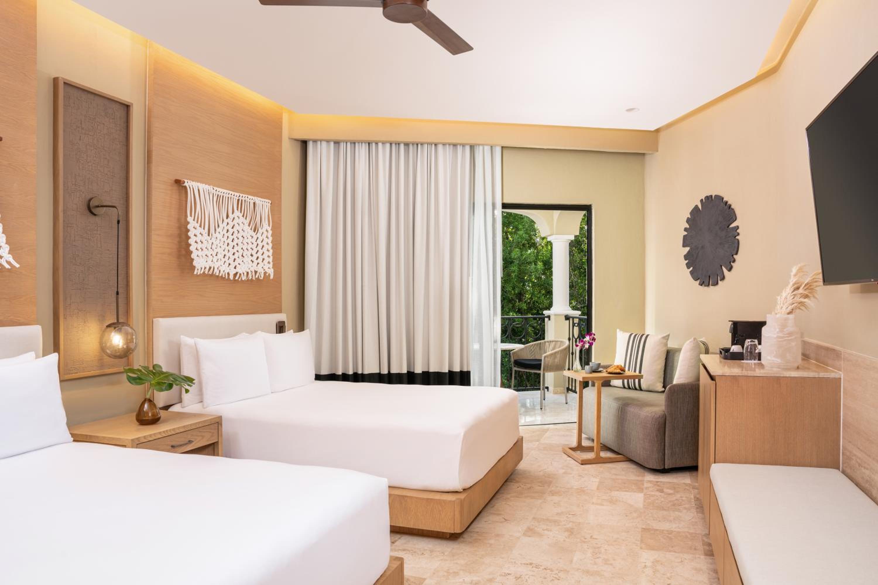Double Junior Suite with Tropical View - Photo 1