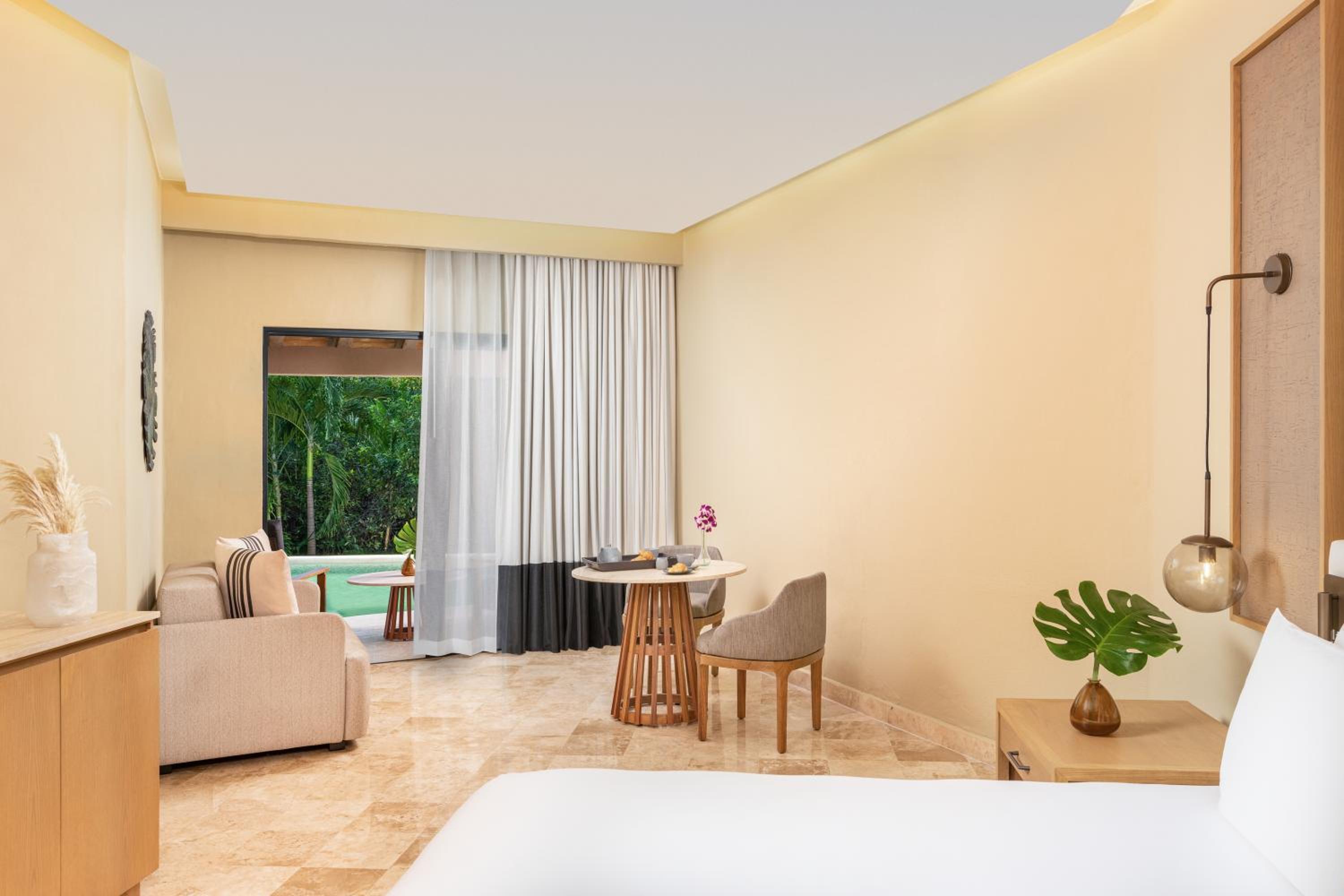 King Junior Suite with Swim-Out and Tropical View - Photo 6