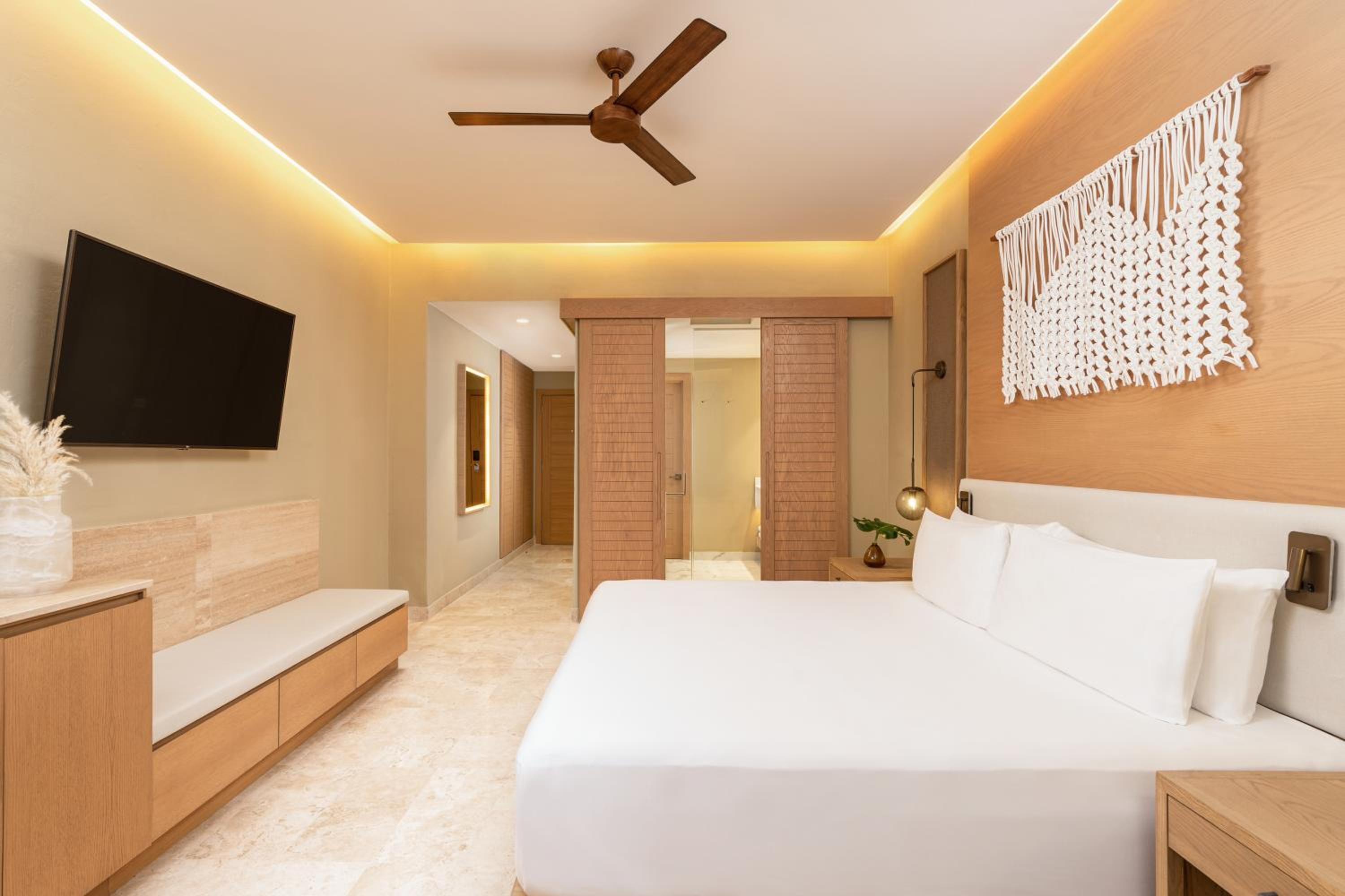King Junior Suite with Ocean Front View - Photo 6
