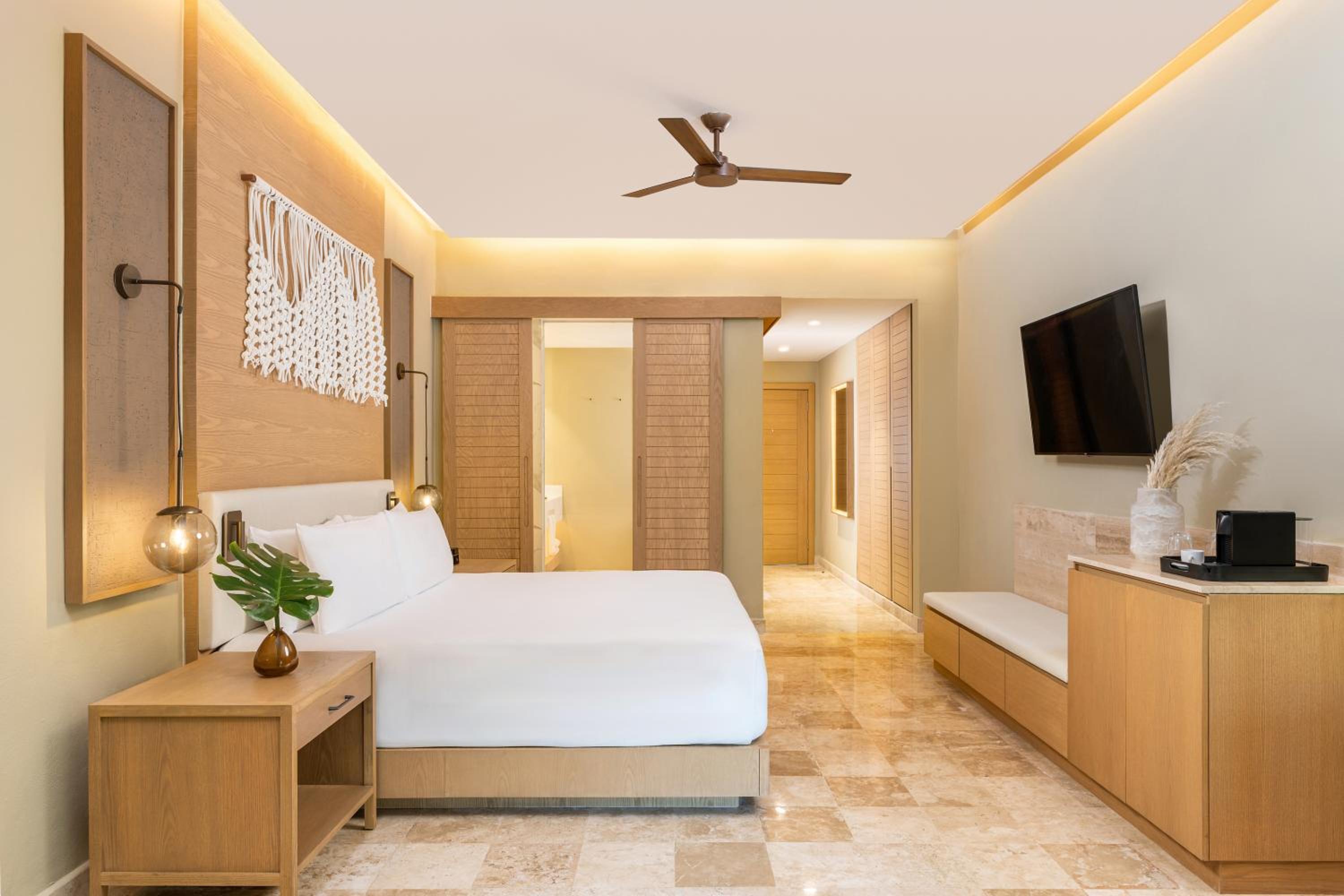Junior King Suite with Tropical View - Photo 1