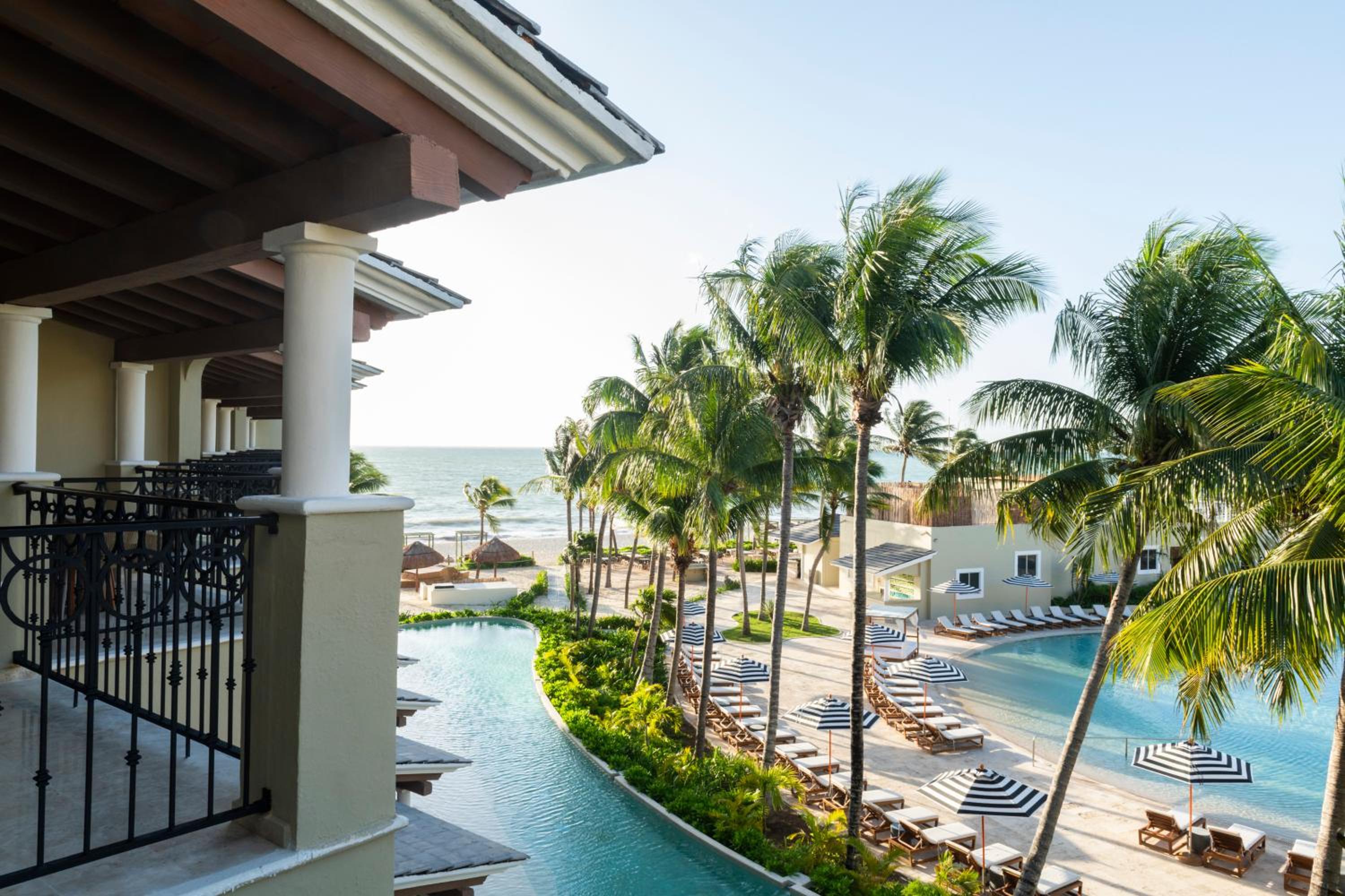 Club Level Junior Suite Tropical View Swim Out King thumbnail 5