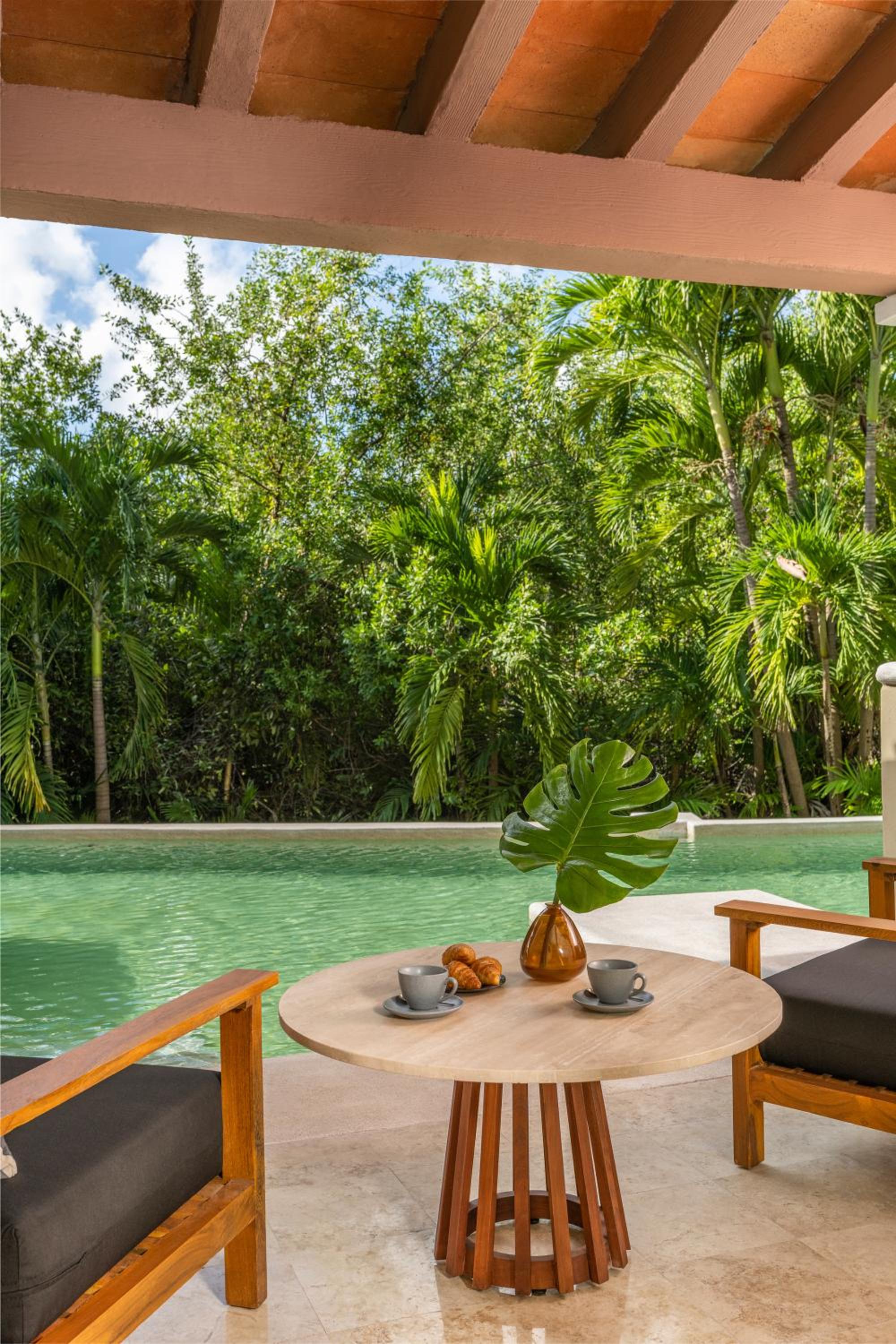 King Junior Suite with Swim-Out and Tropical View - Photo 2