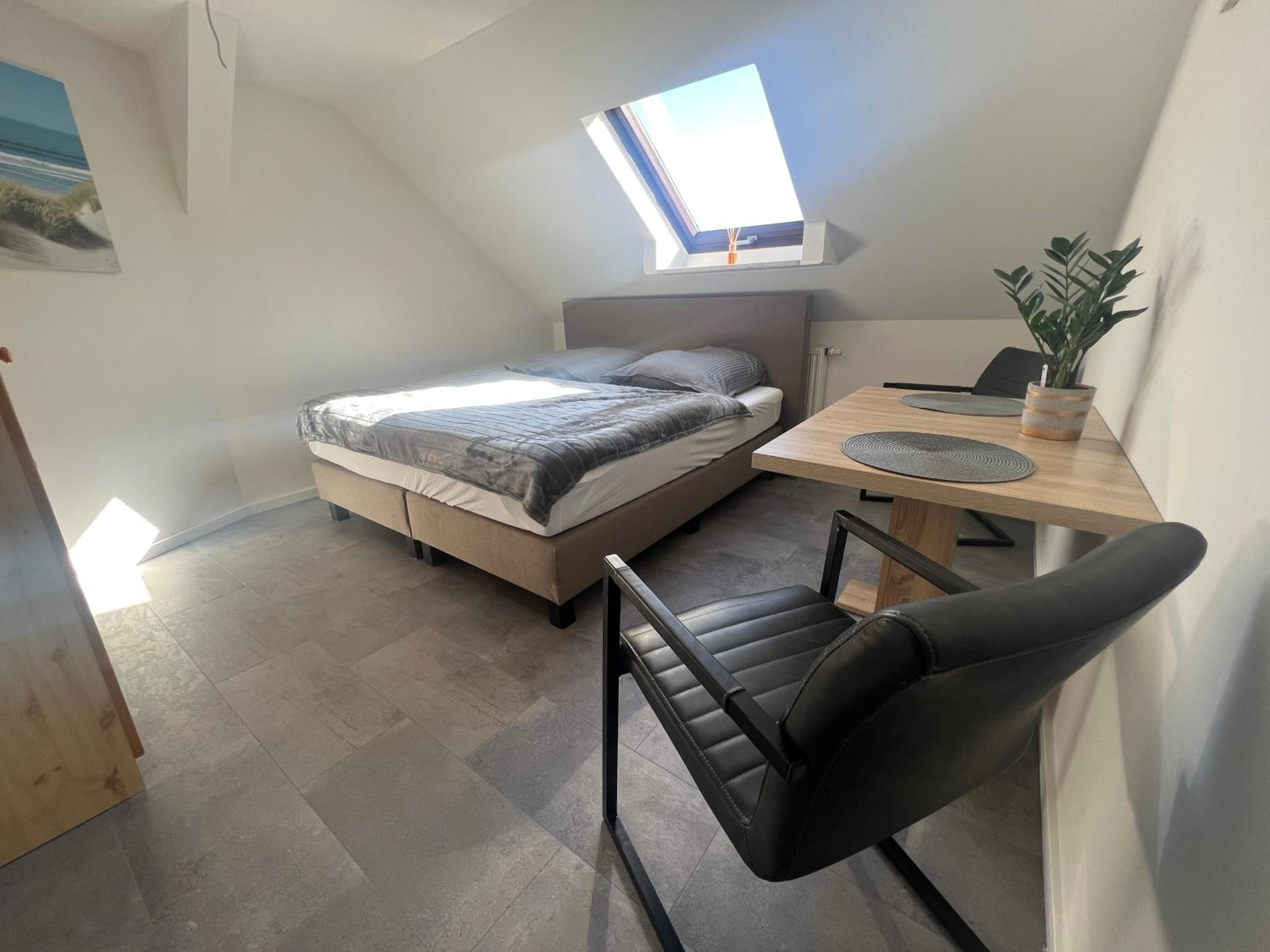 One-Bedroom Apartment photo 1