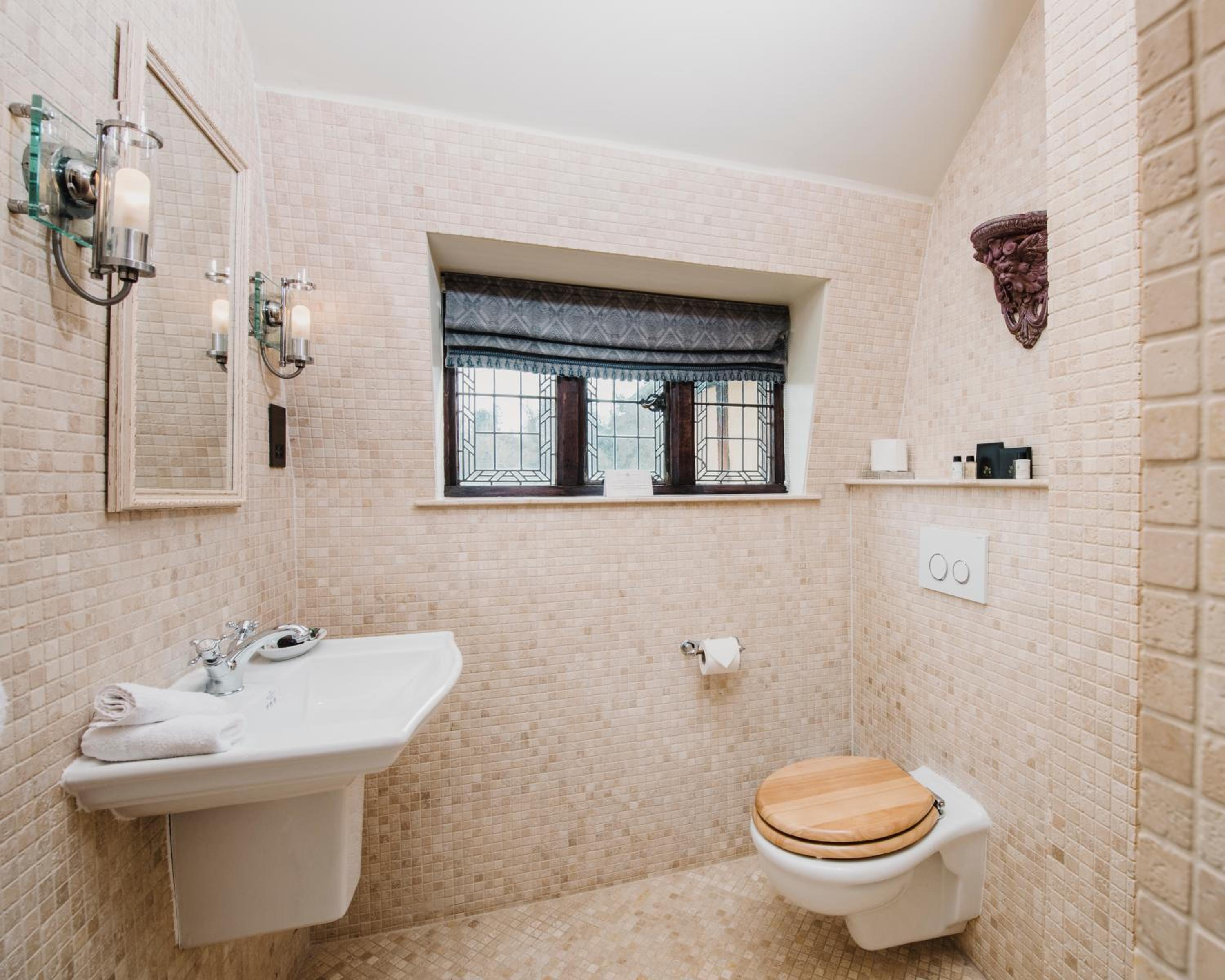 Deluxe Double Room - Anne Boleyn Wing photo 3