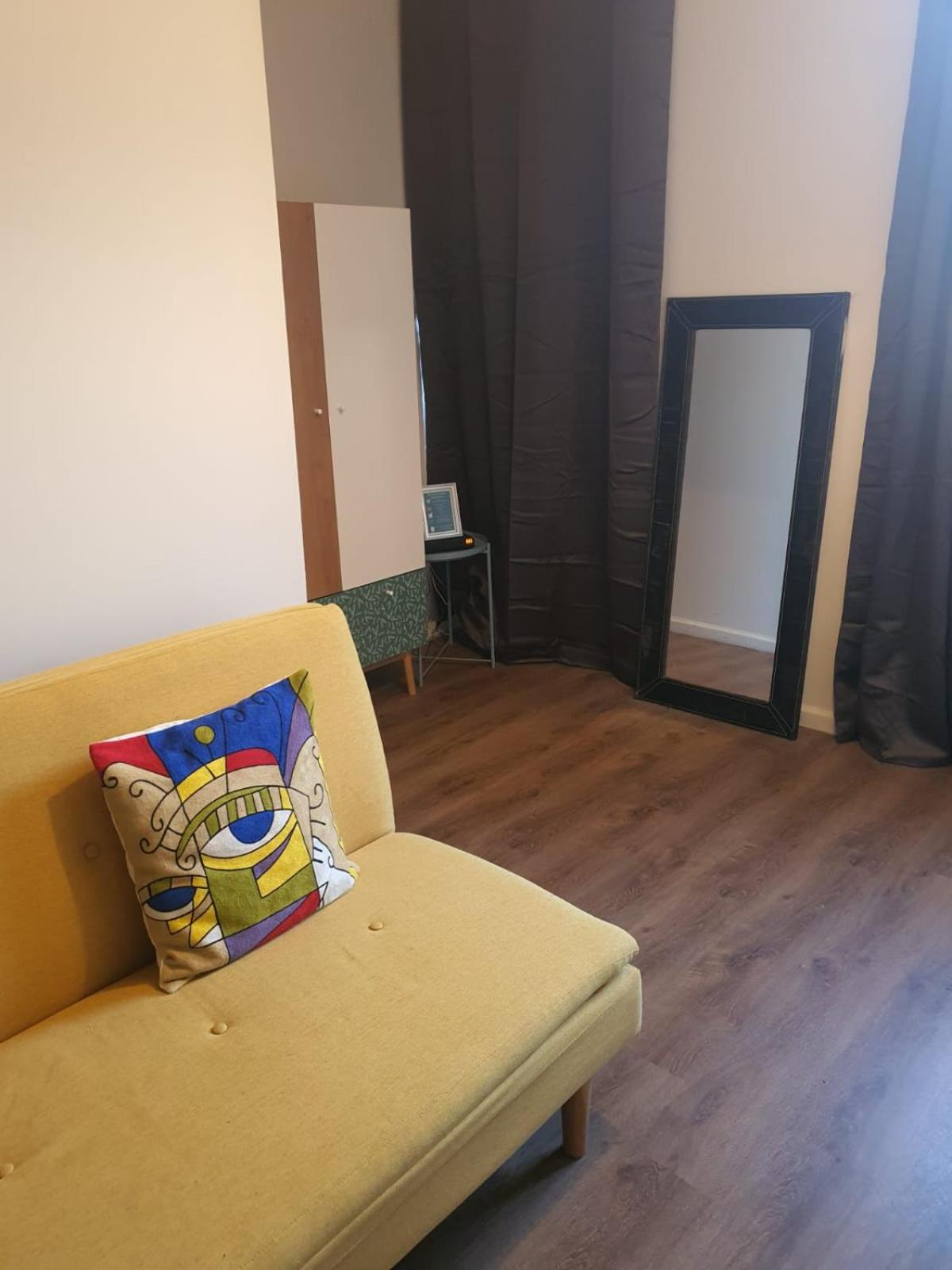 One-Bedroom Apartment - Photo 2
