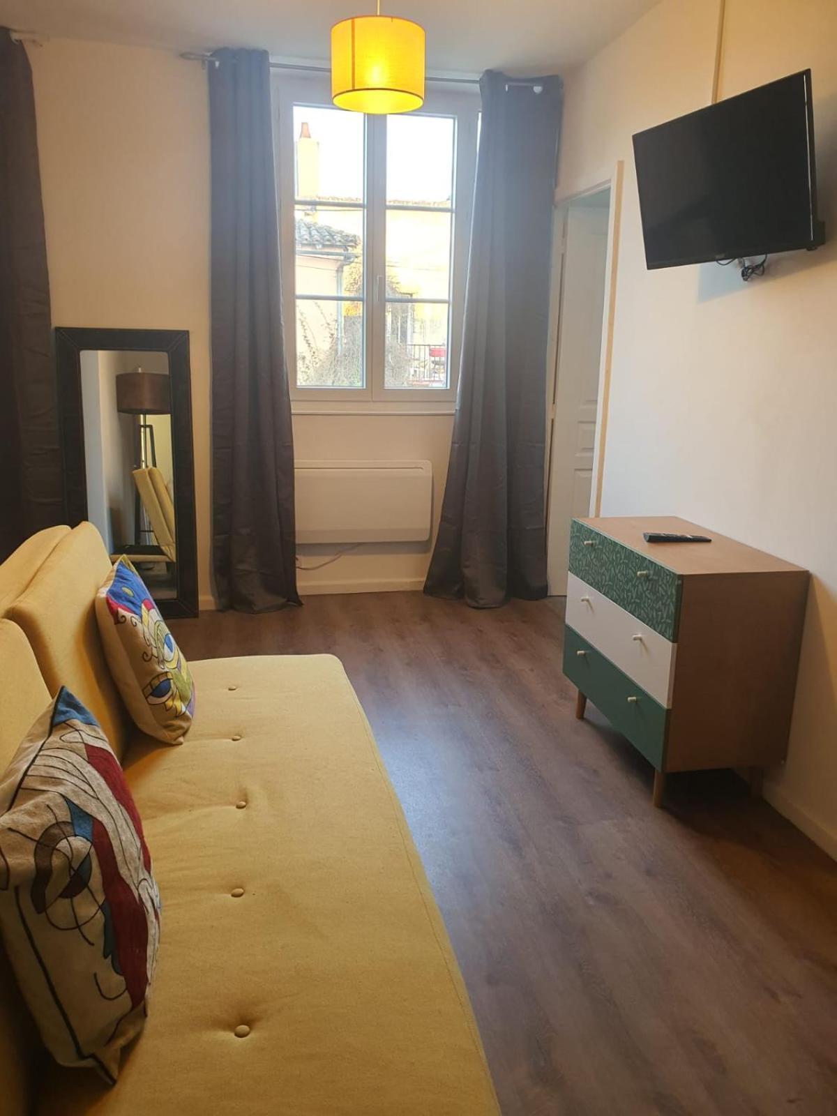 One-Bedroom Apartment - Photo 3