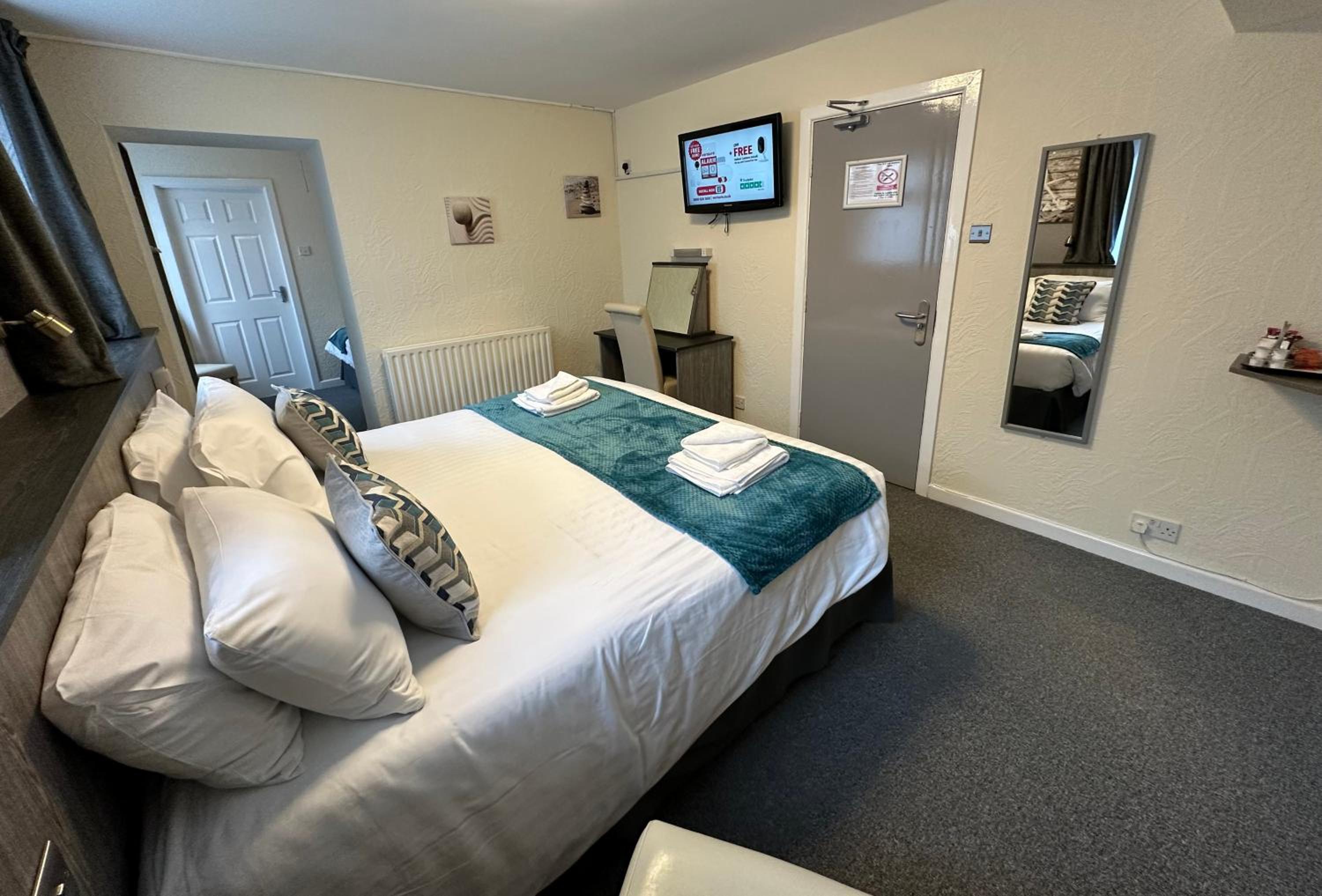 Double or Twin Room photo 3