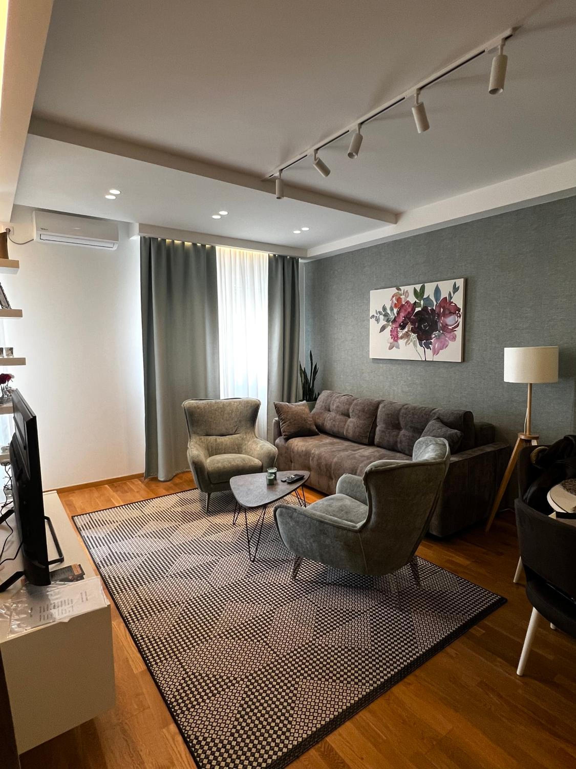 One-Bedroom Apartment photo 1