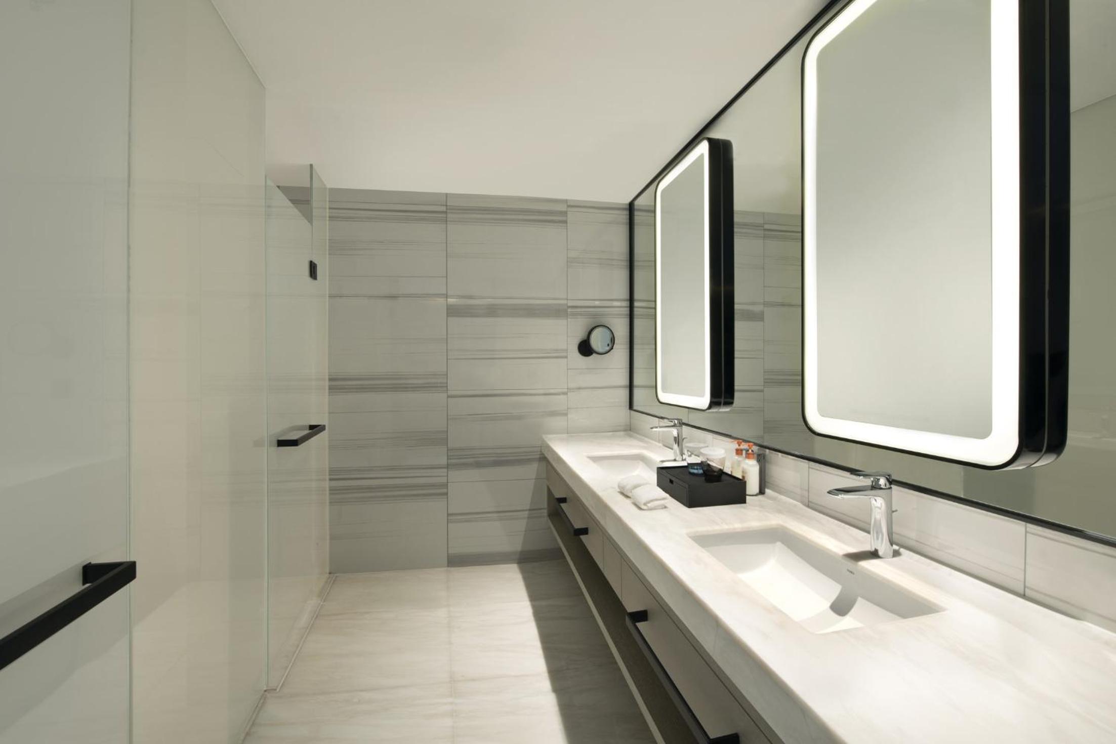Standard King Room - Accessible - Photo 4