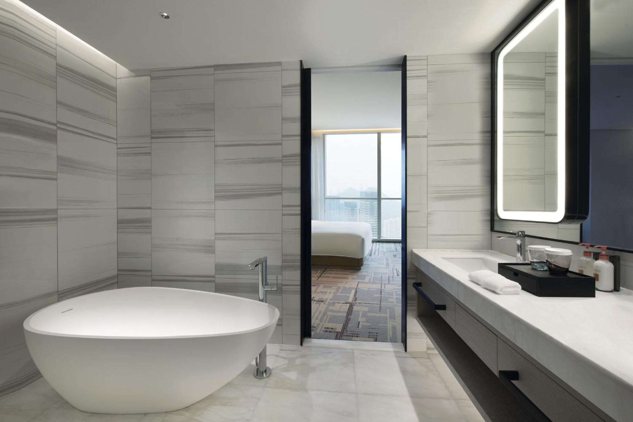 One-Bedroom Suite Lounge Access - Photo 3