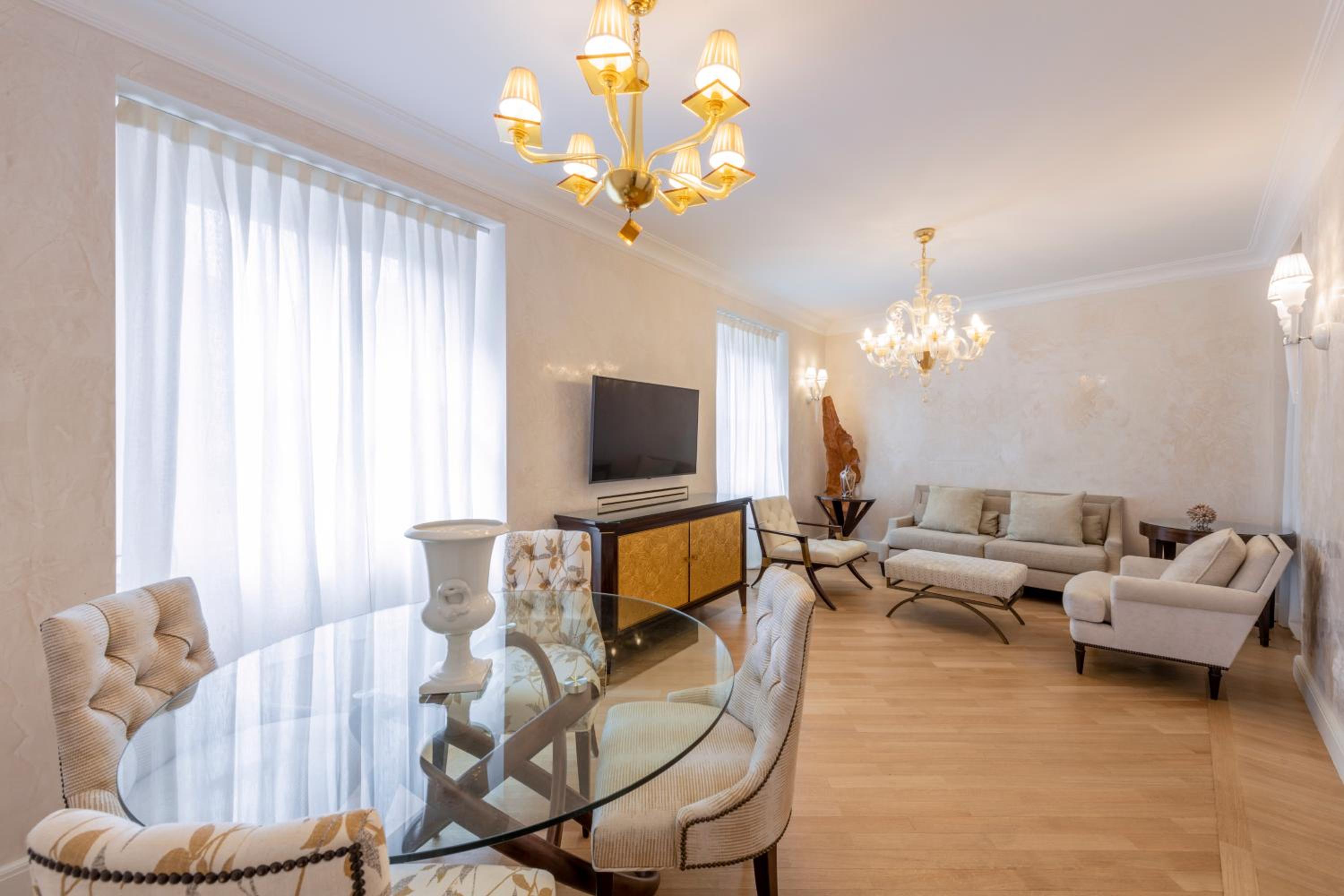 Deluxe Apartment