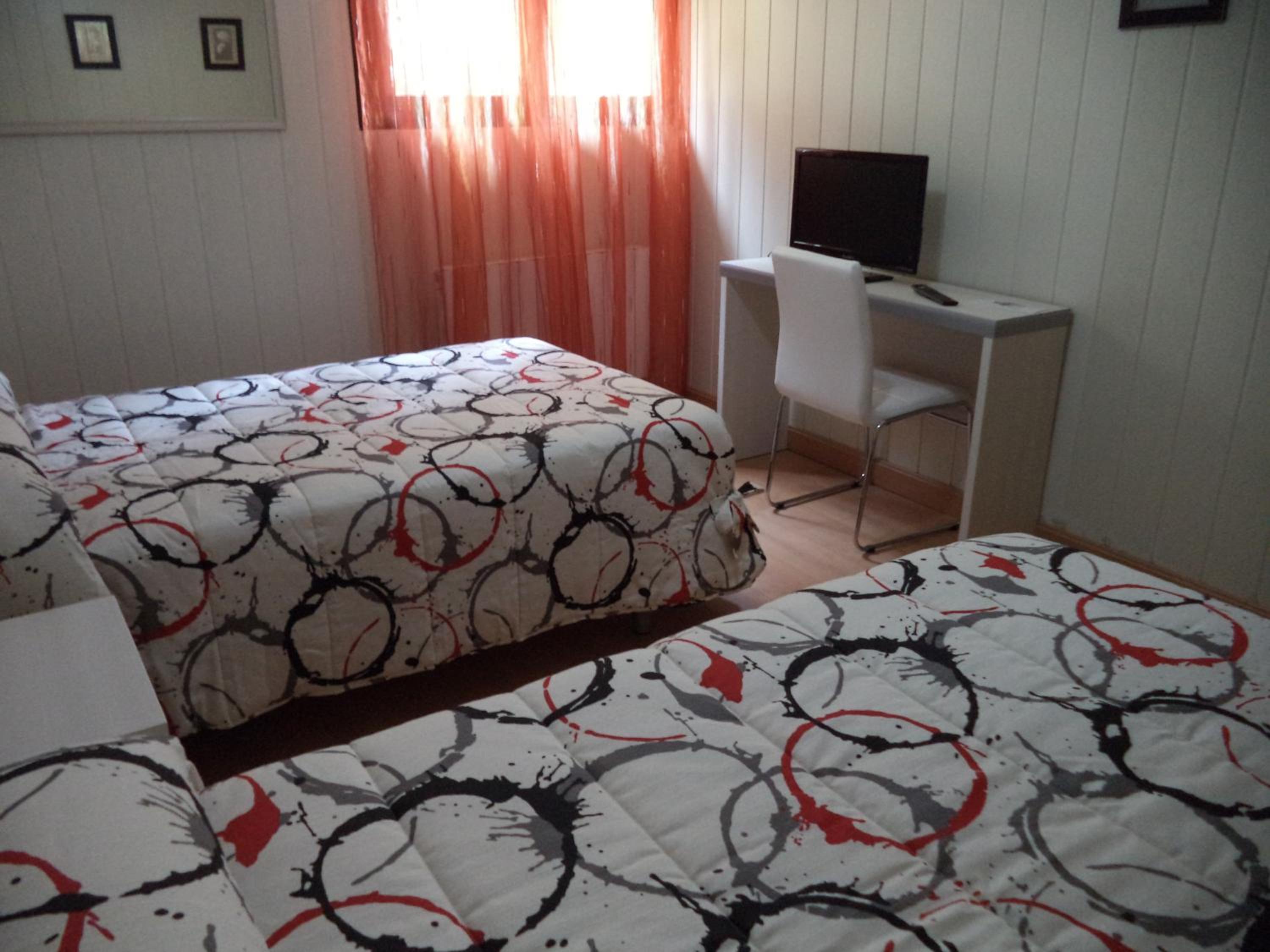 Twin Room - Photo 8