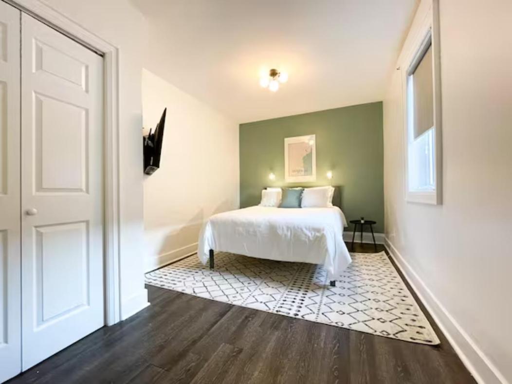 Queen Room photo 1
