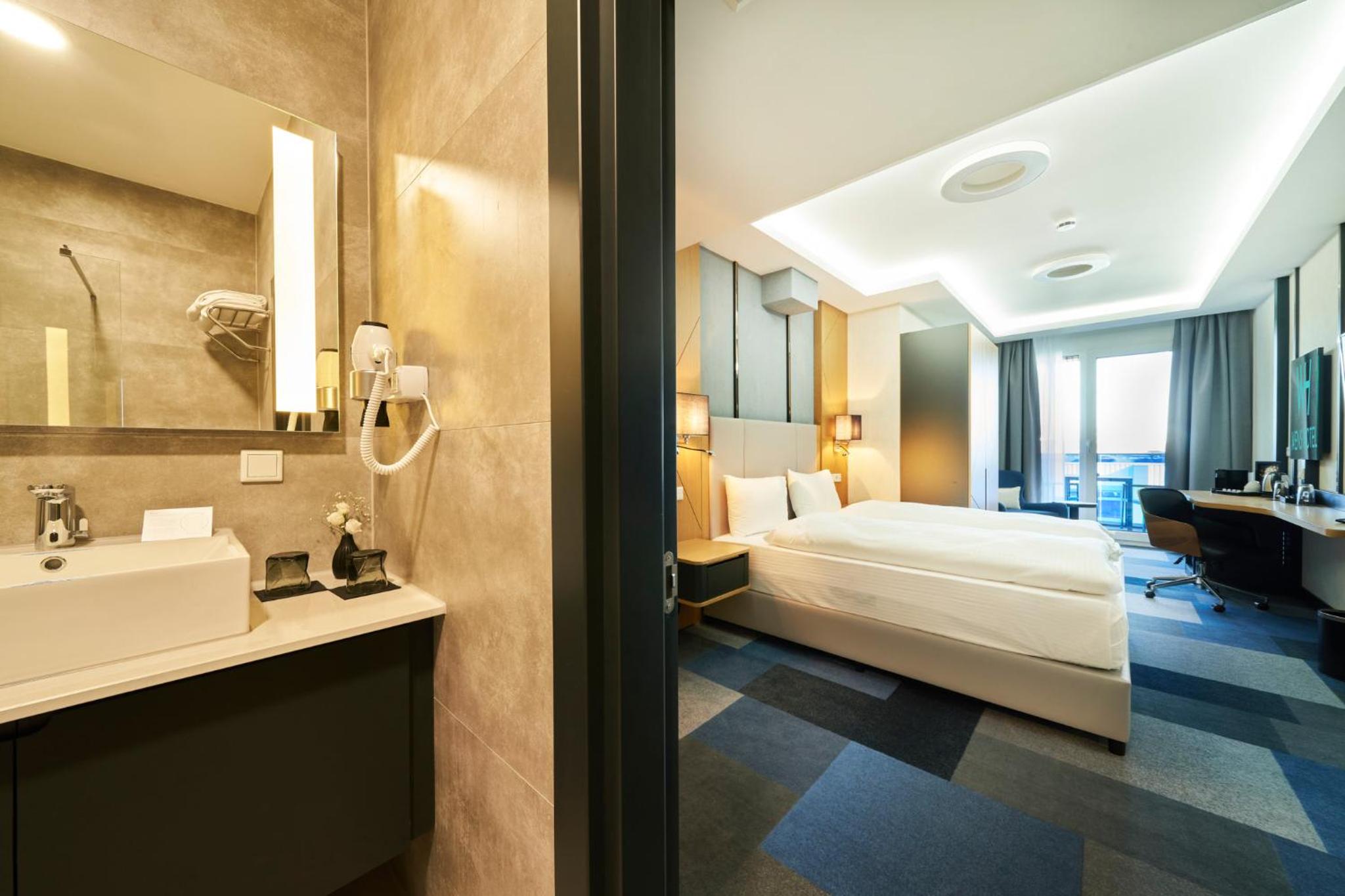 Suite with Balcony - Photo 3