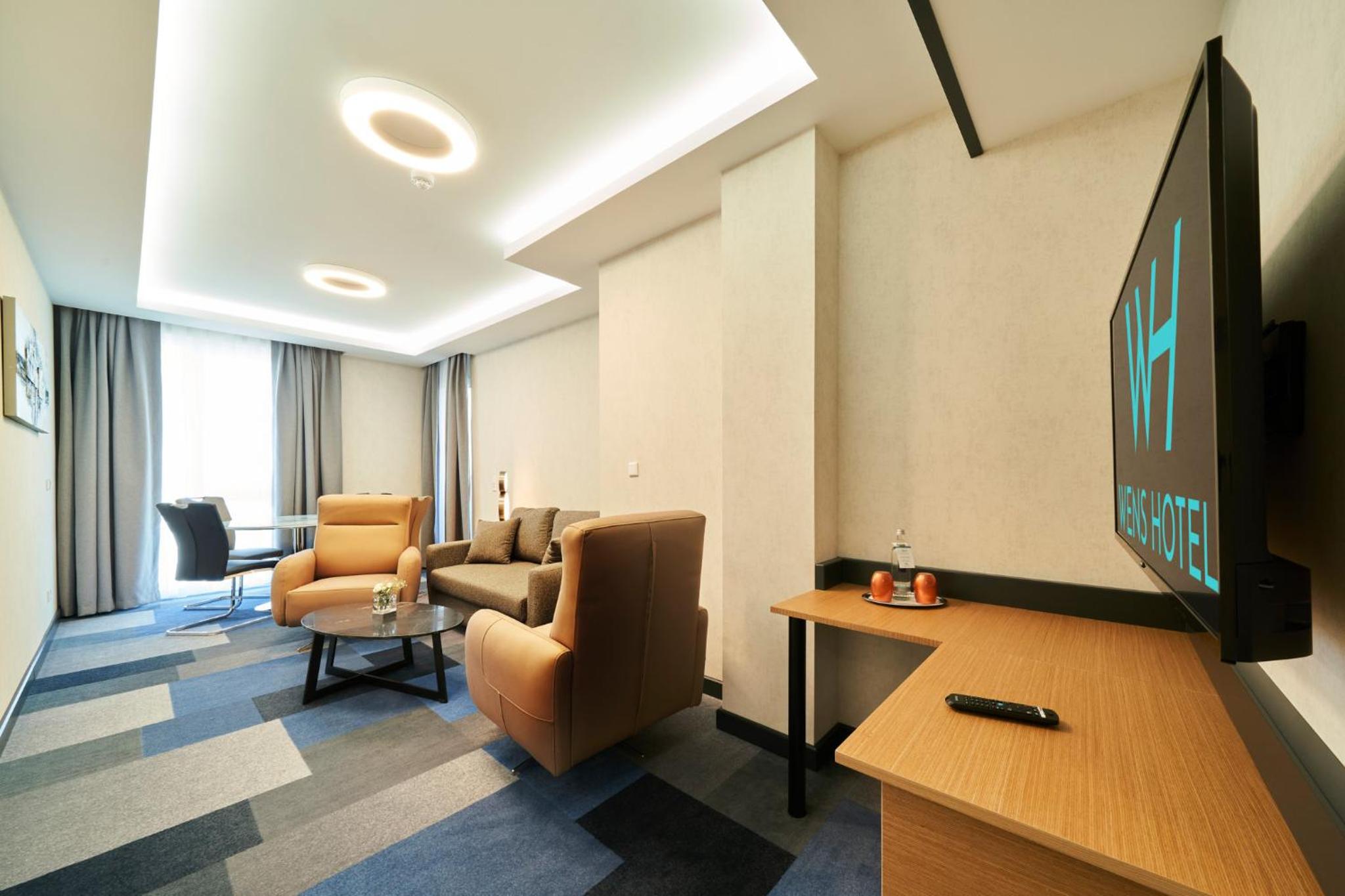 Suite with Balcony - Photo 2