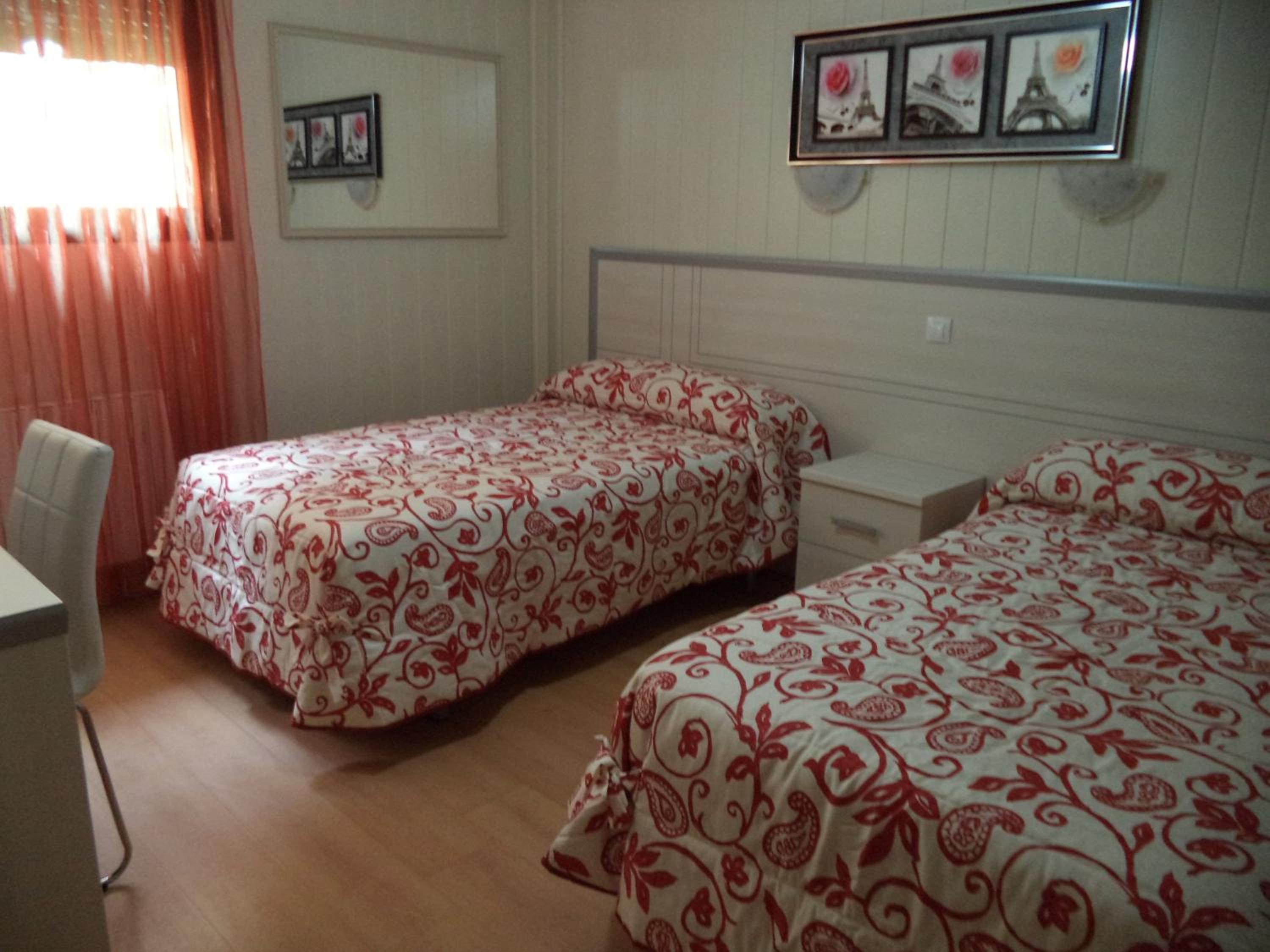 Twin Room - Photo 11
