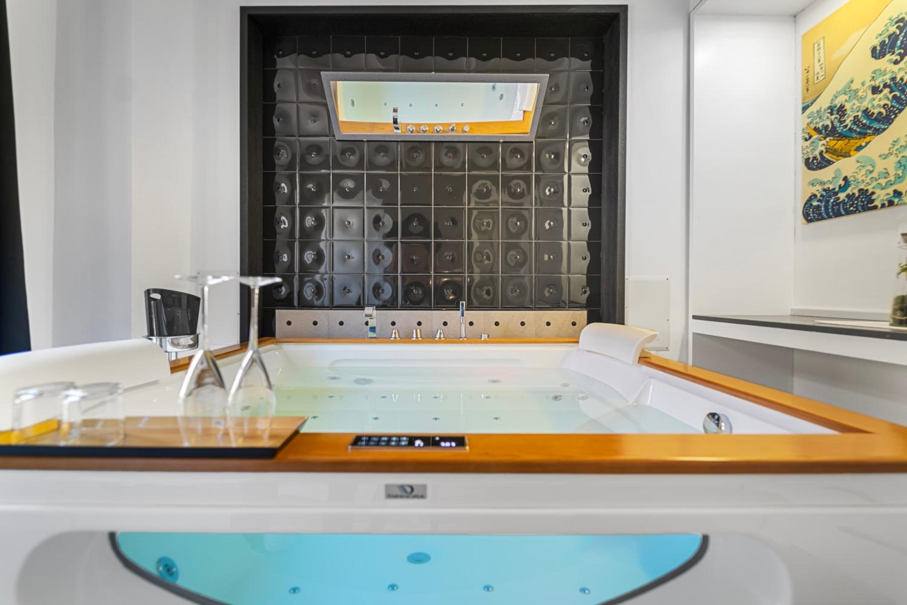 King Suite with Spa Bath photo 2
