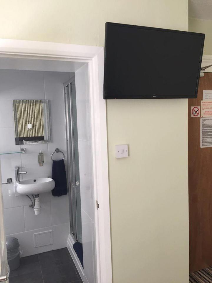Double or Twin Room - Lower Ground Floor photo 3