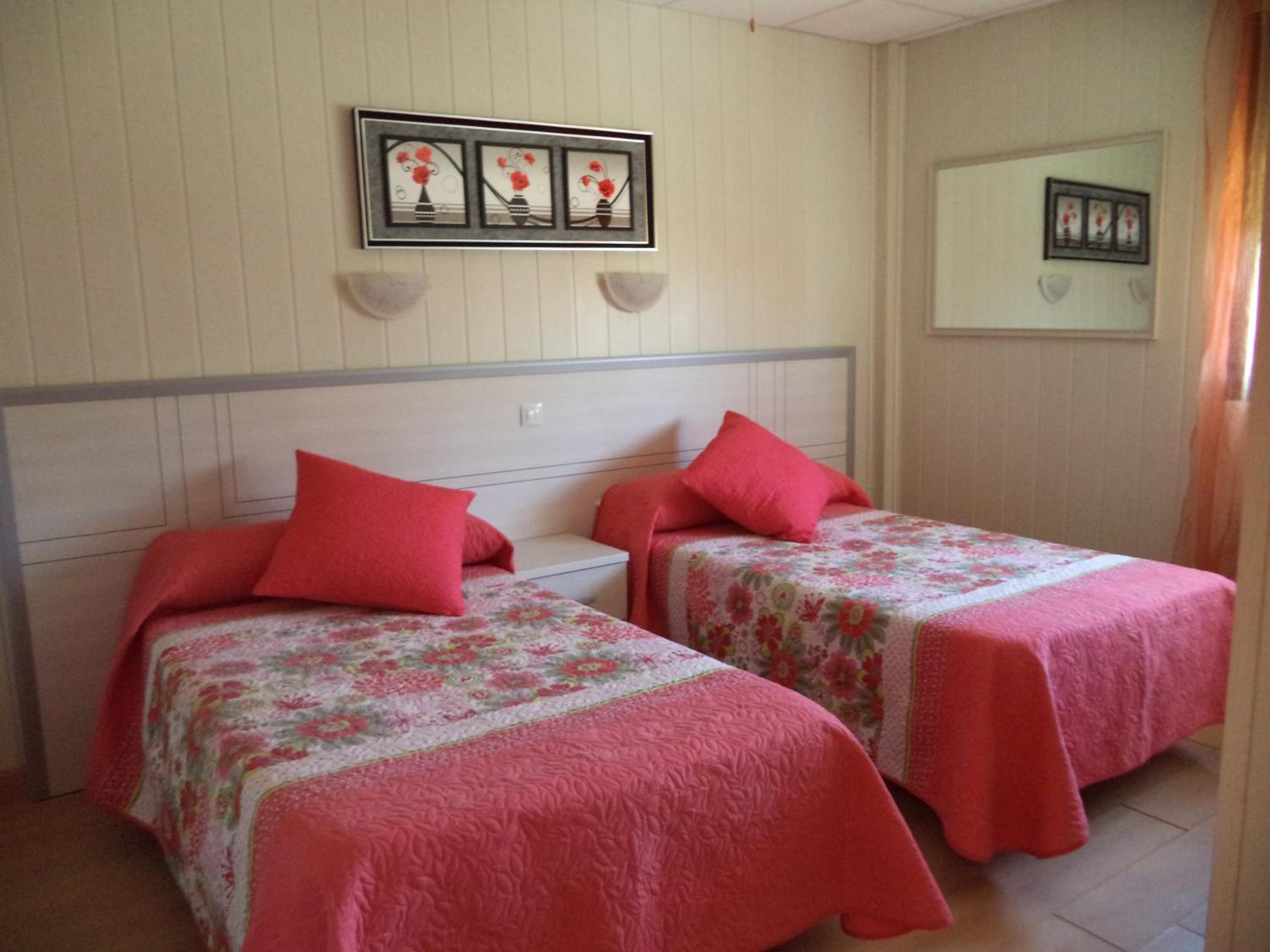 Twin Room - Photo 2