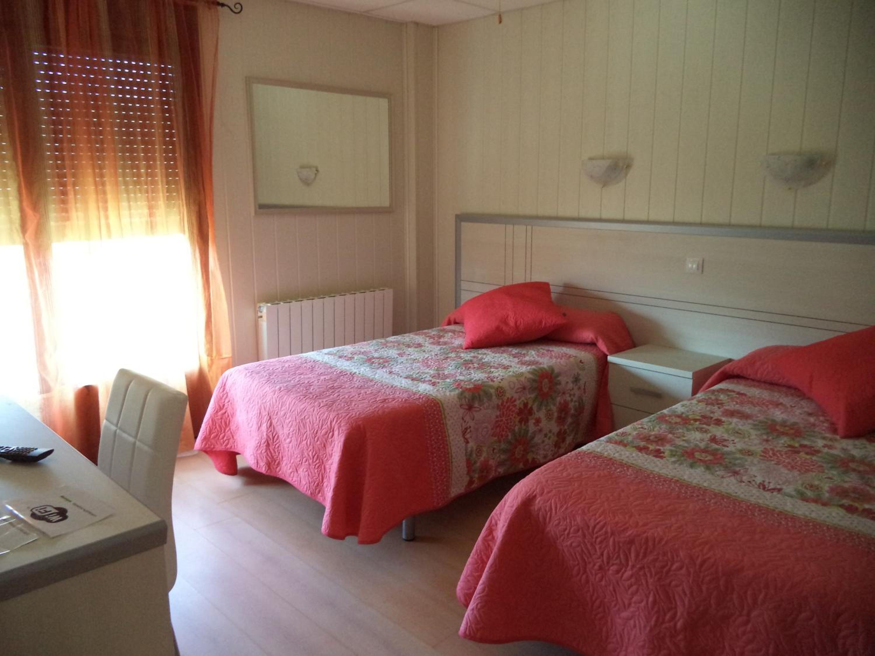 Twin Room - Photo 3
