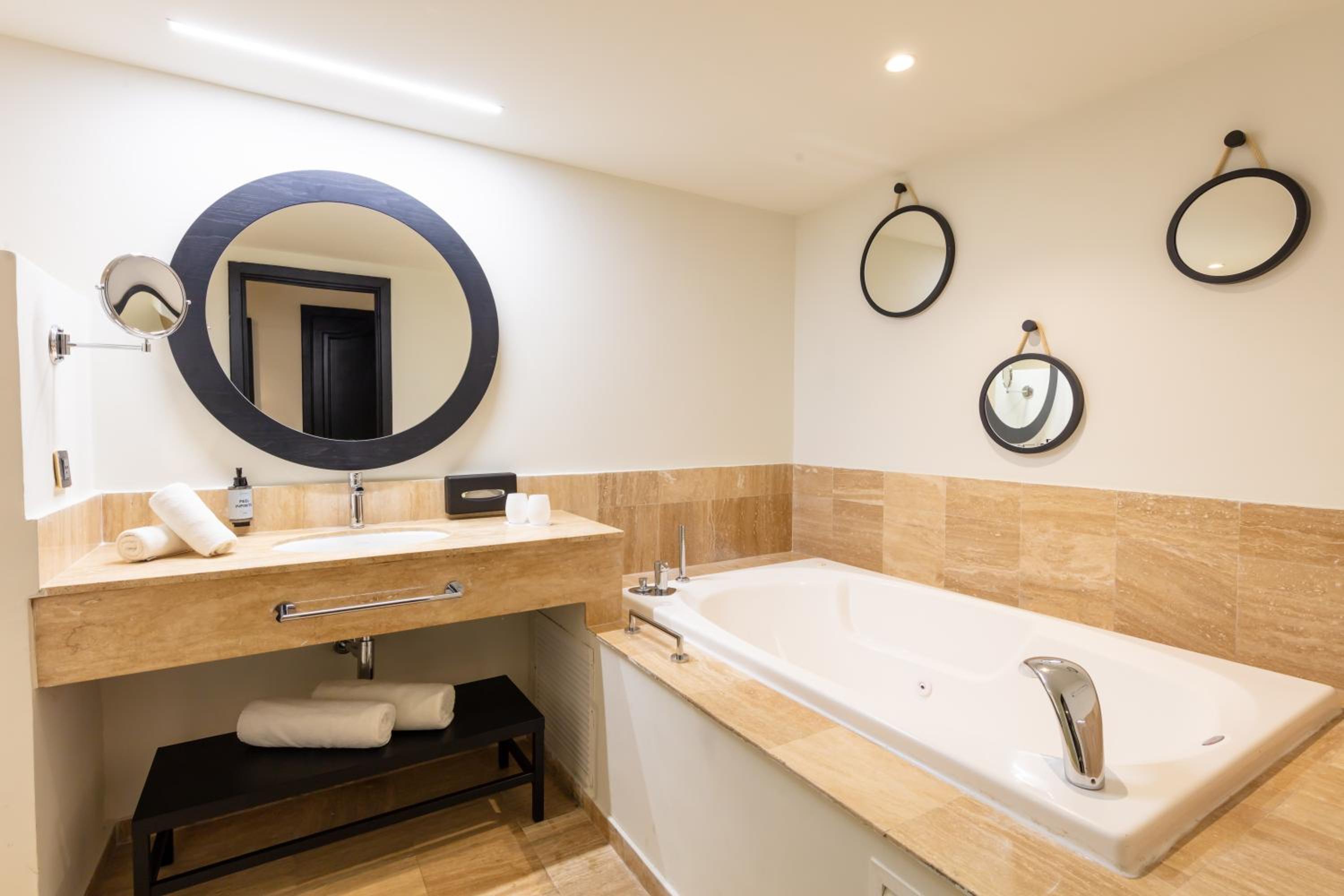 Junior Suite, Poolside