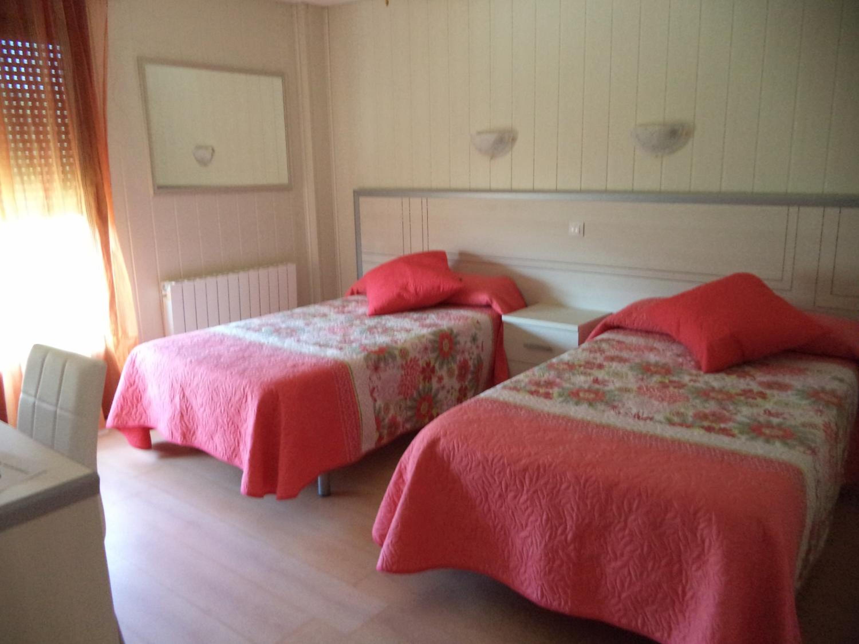 Twin Room - Photo 12