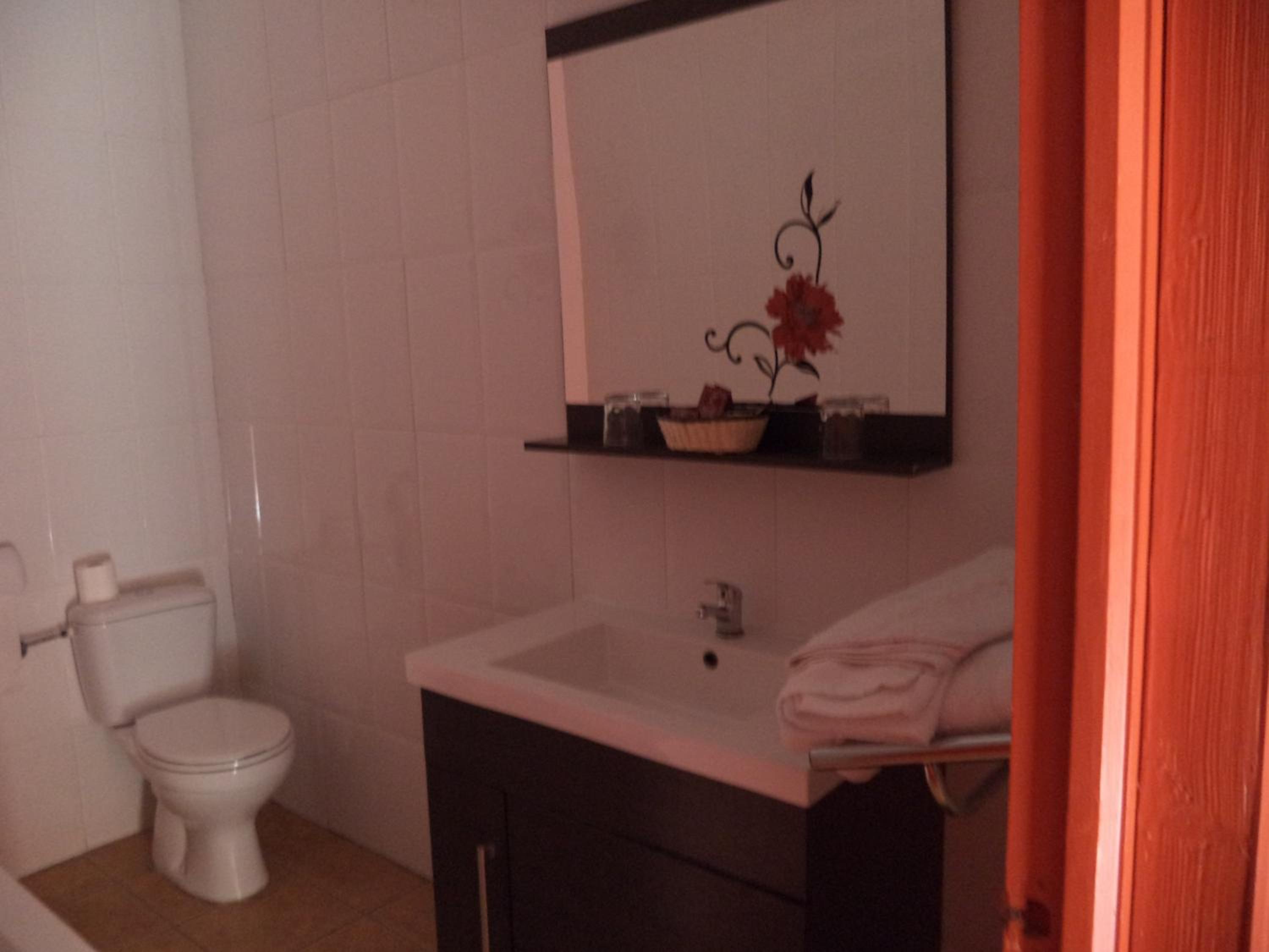 Twin Room - Photo 10