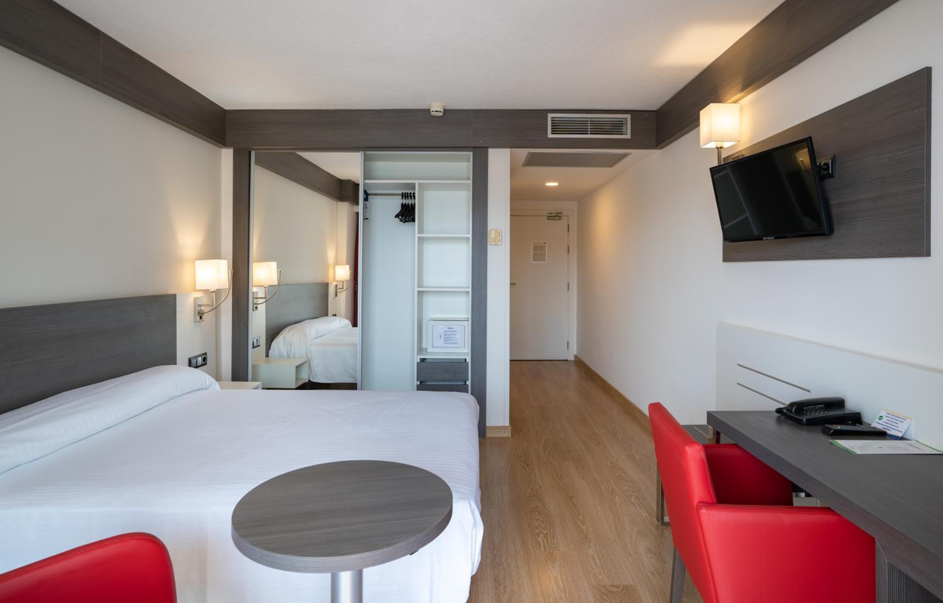 Double or Twin Room with Terrace and Sea View - Photo 2