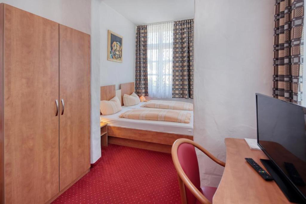 Quadruple Room with Private Bathroom - Photo 1