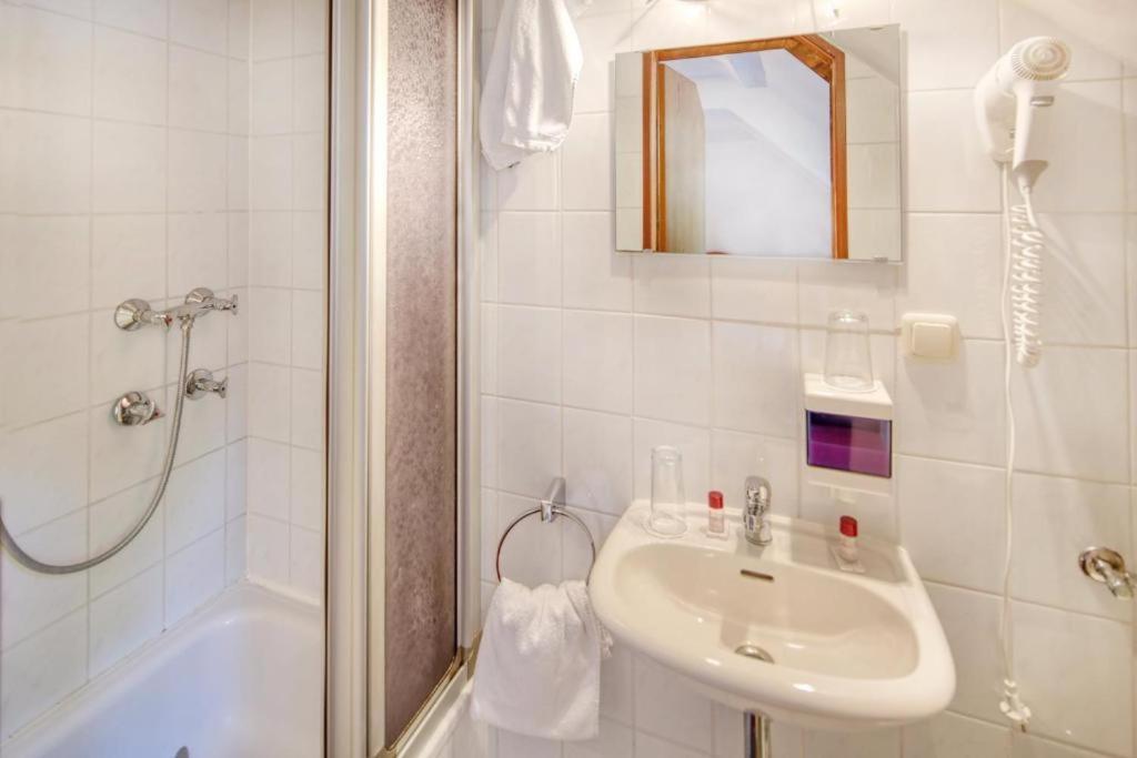 Double Room with Private Bathroom - Photo 2